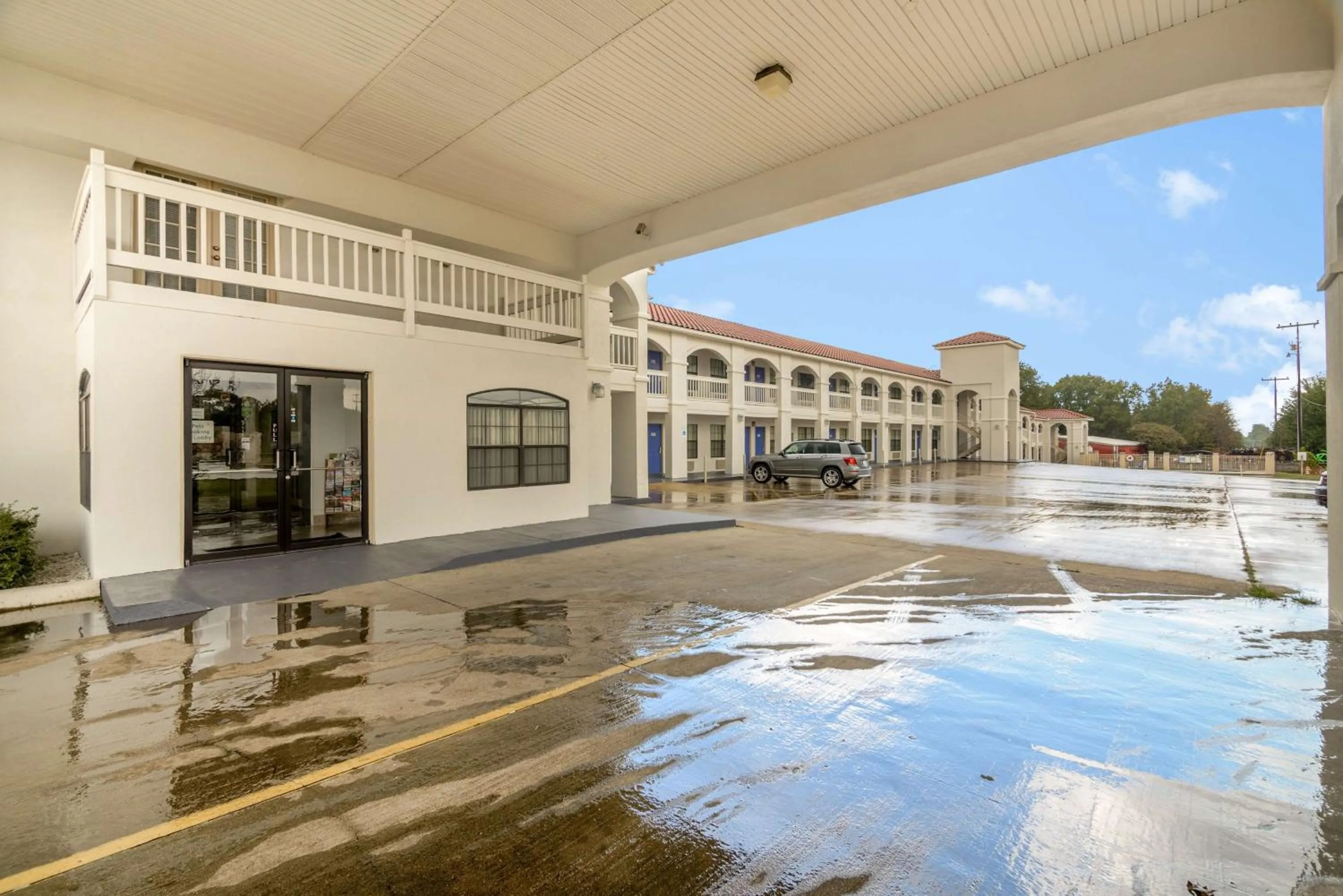 Property building in Motel 6-Canton, TX
