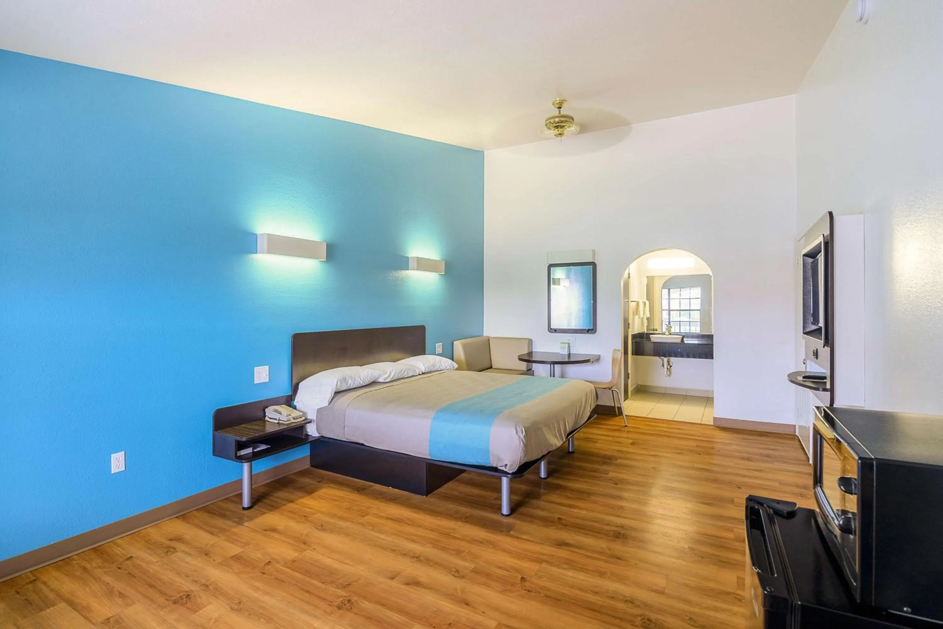 TV and multimedia, Bed in Motel 6-Canton, TX