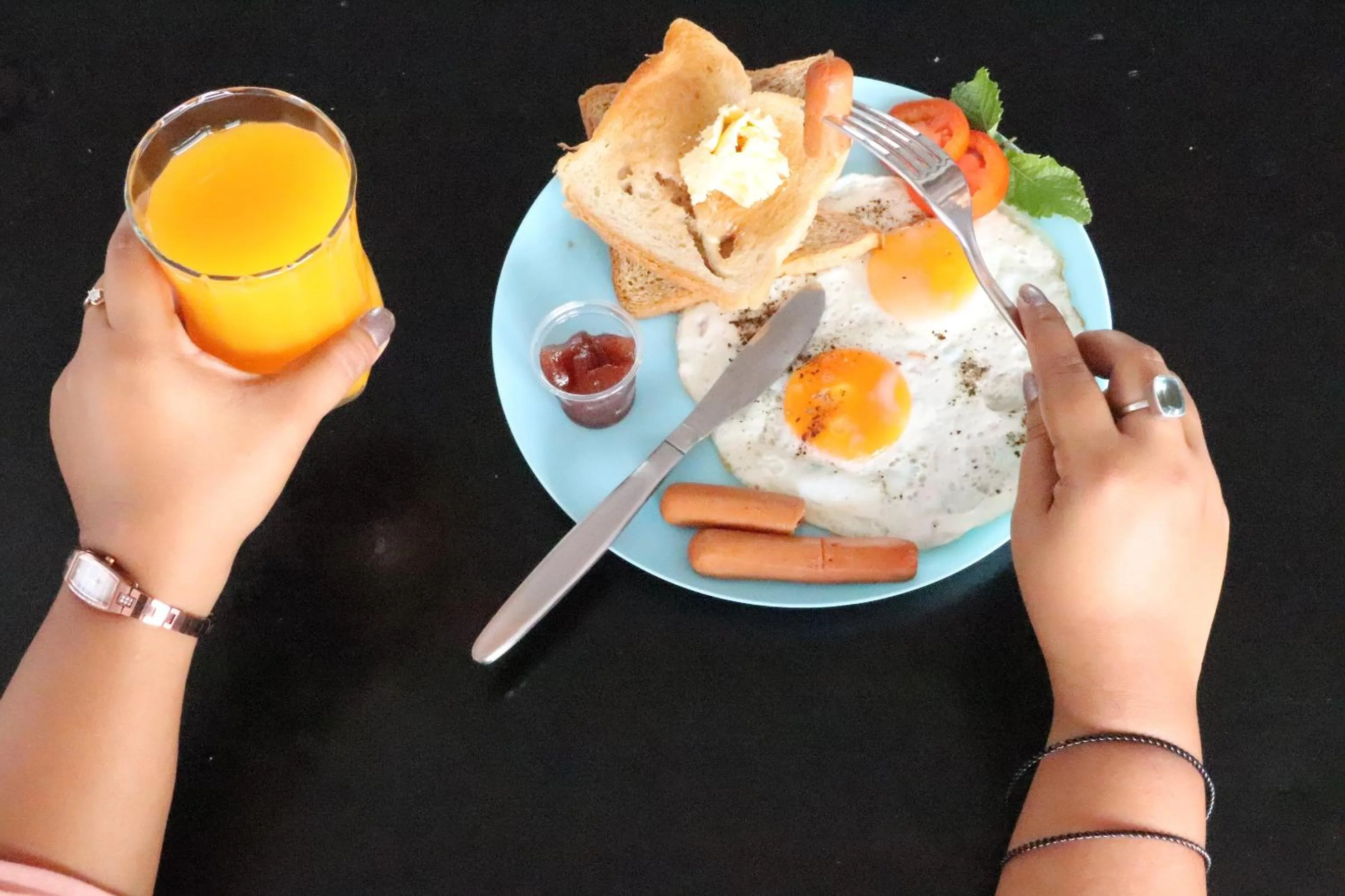 Food and drinks in Miracle Colombo City Hostel