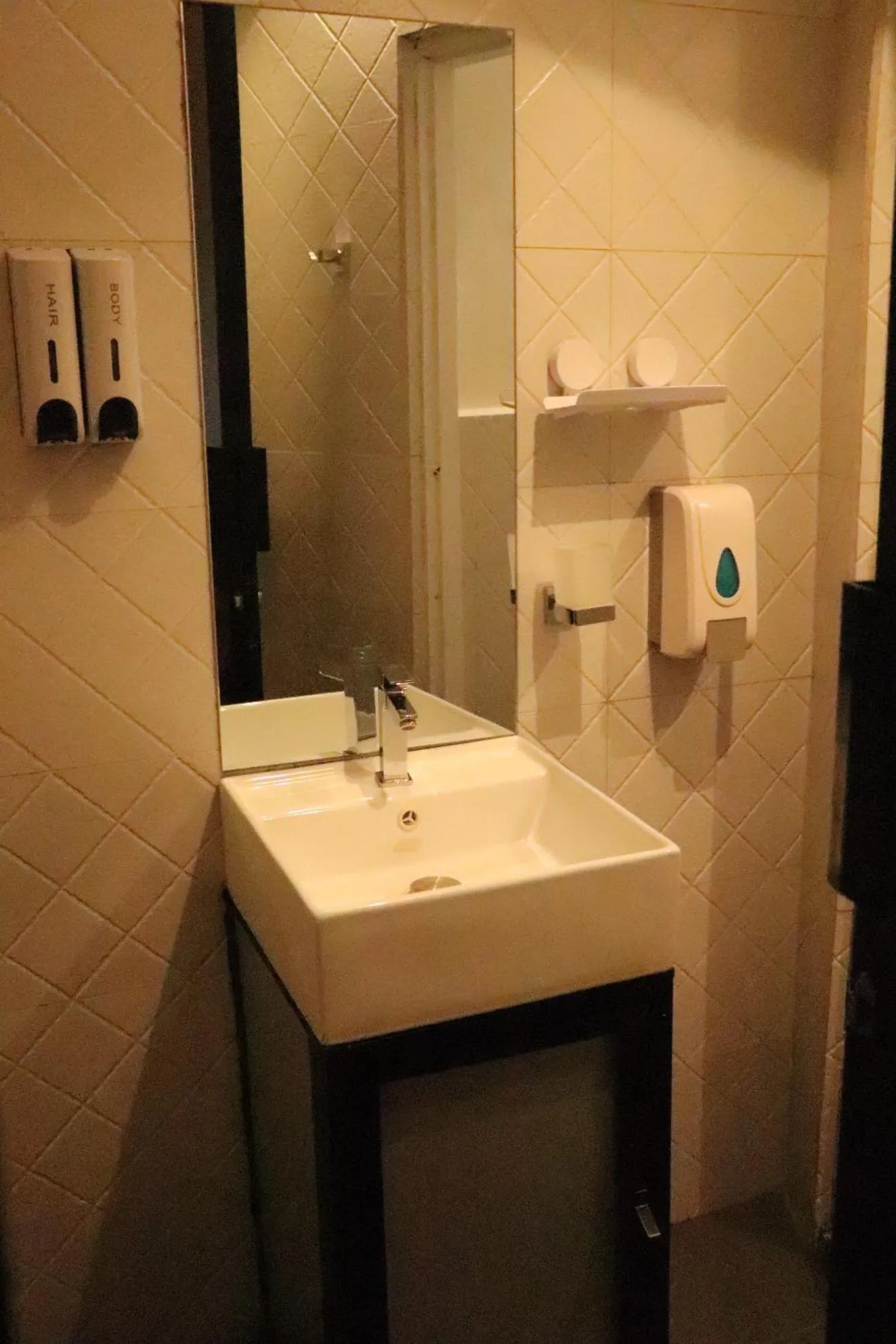 Shower in Miracle Colombo City Hostel