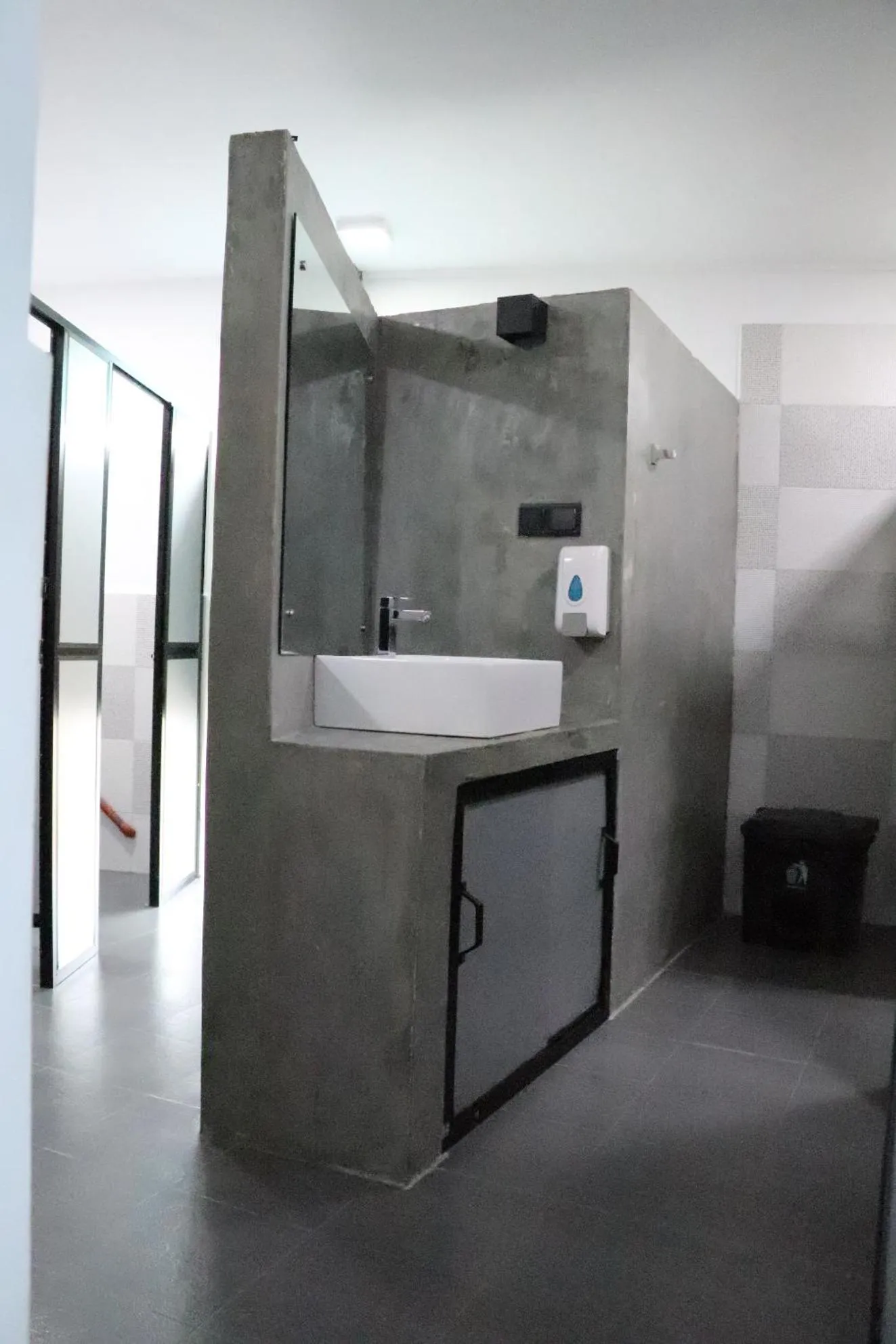 Shower in Miracle Colombo City Hostel