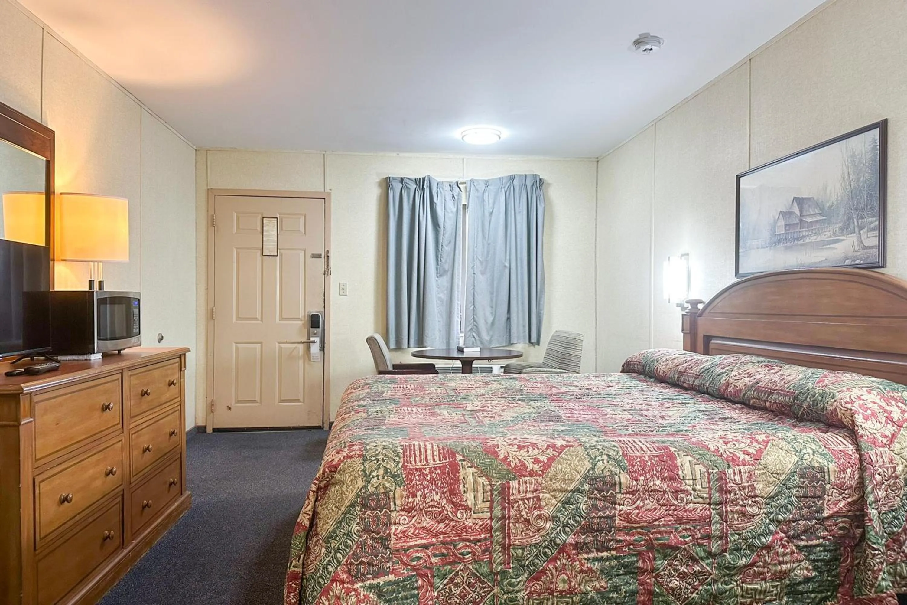 Bedroom, Bed in Louisville Inn by OYO Louisville Municipal Airport