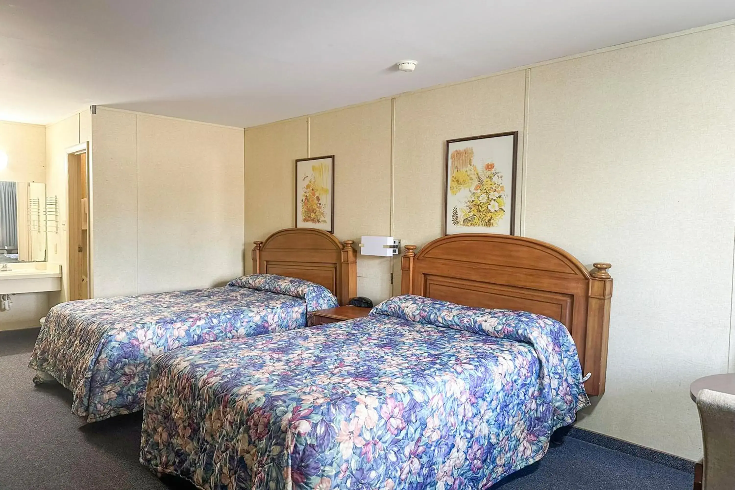 2 Queen Beds Non-Smoking in Louisville Inn by OYO Louisville Municipal Airport 2 Queen Beds Non-Smoking in Louisville Inn by OYO Louisville Municipal Airport