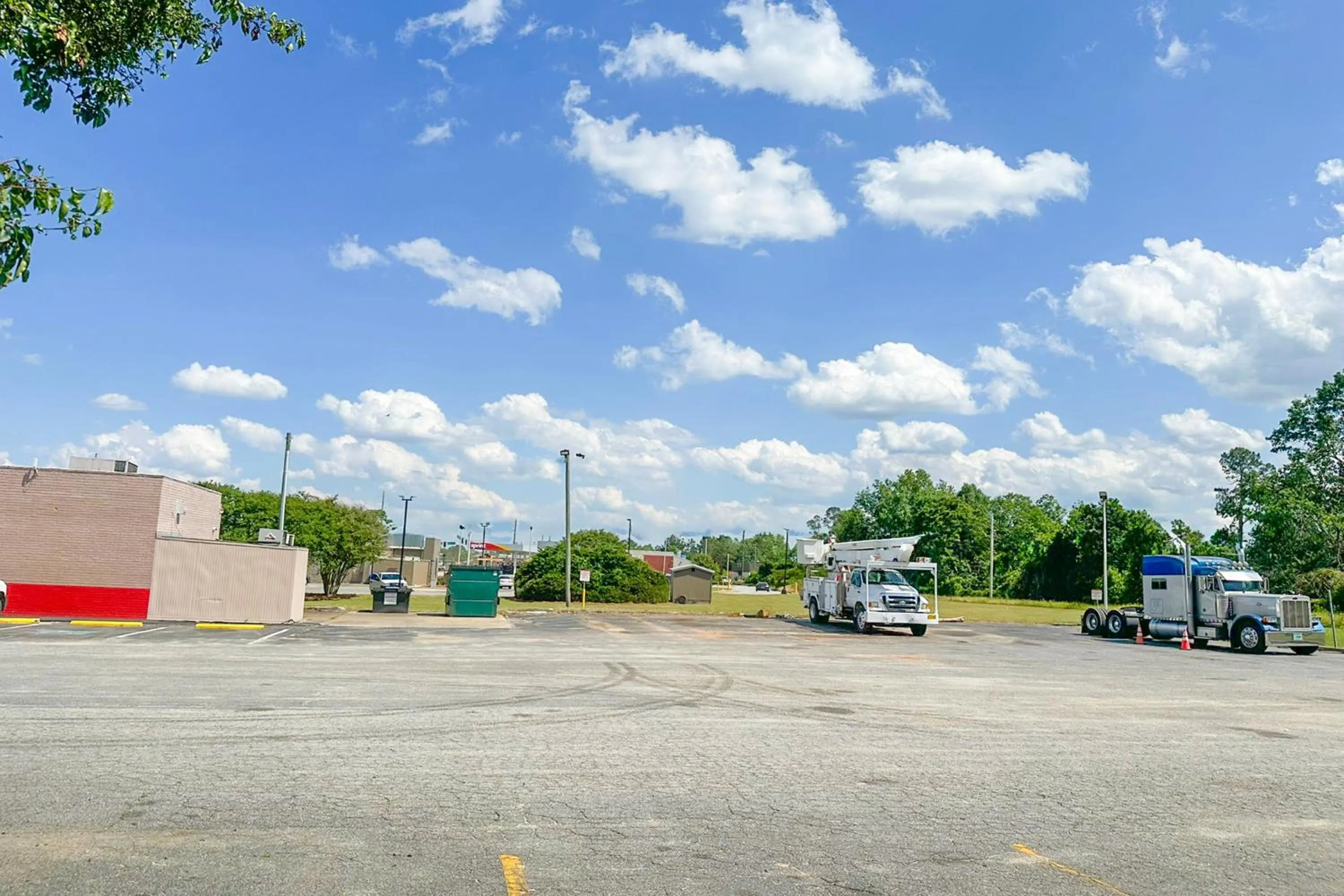 Parking in Louisville Inn by OYO Louisville Municipal Airport