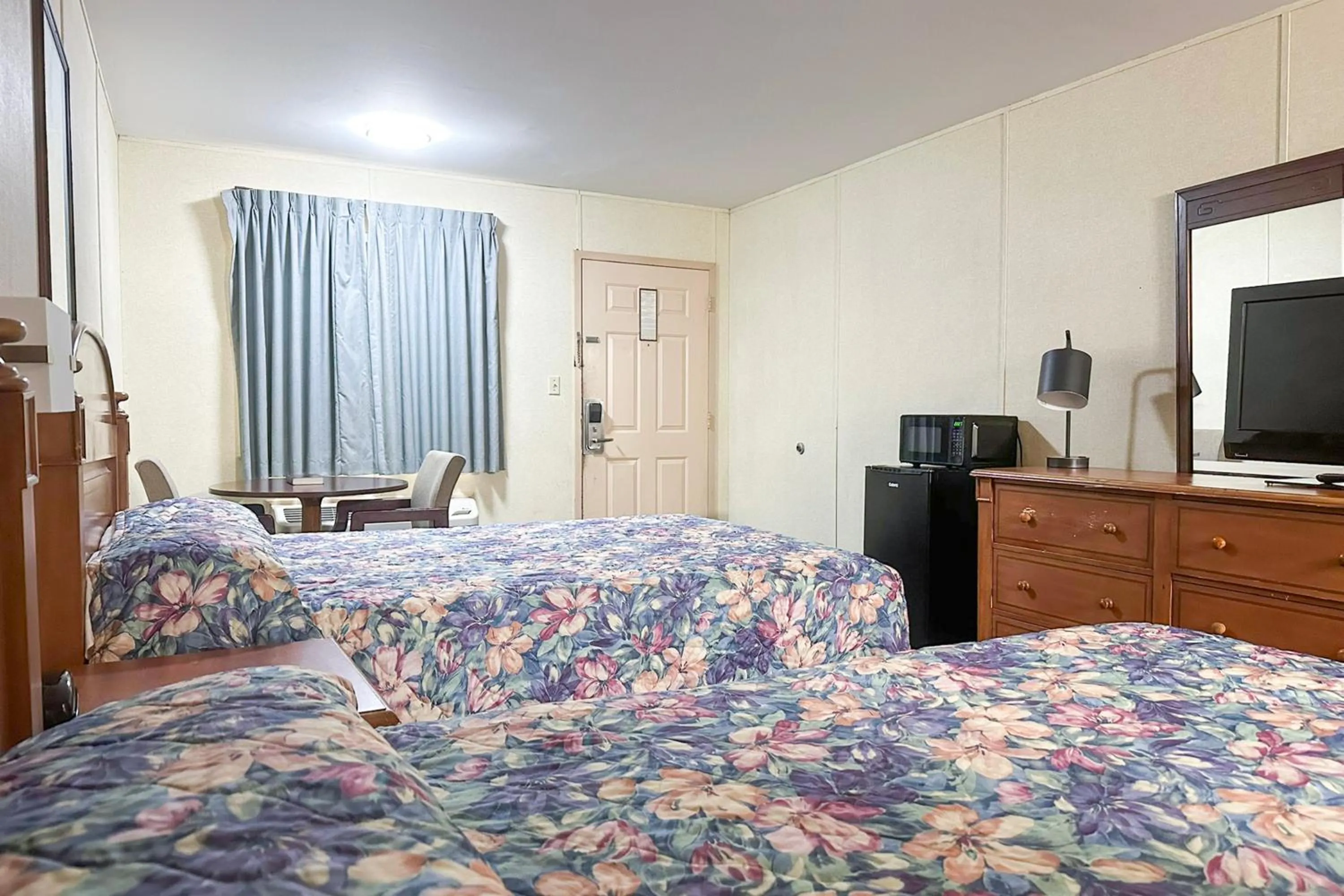 Bedroom, Bed in Louisville Inn by OYO Louisville Municipal Airport