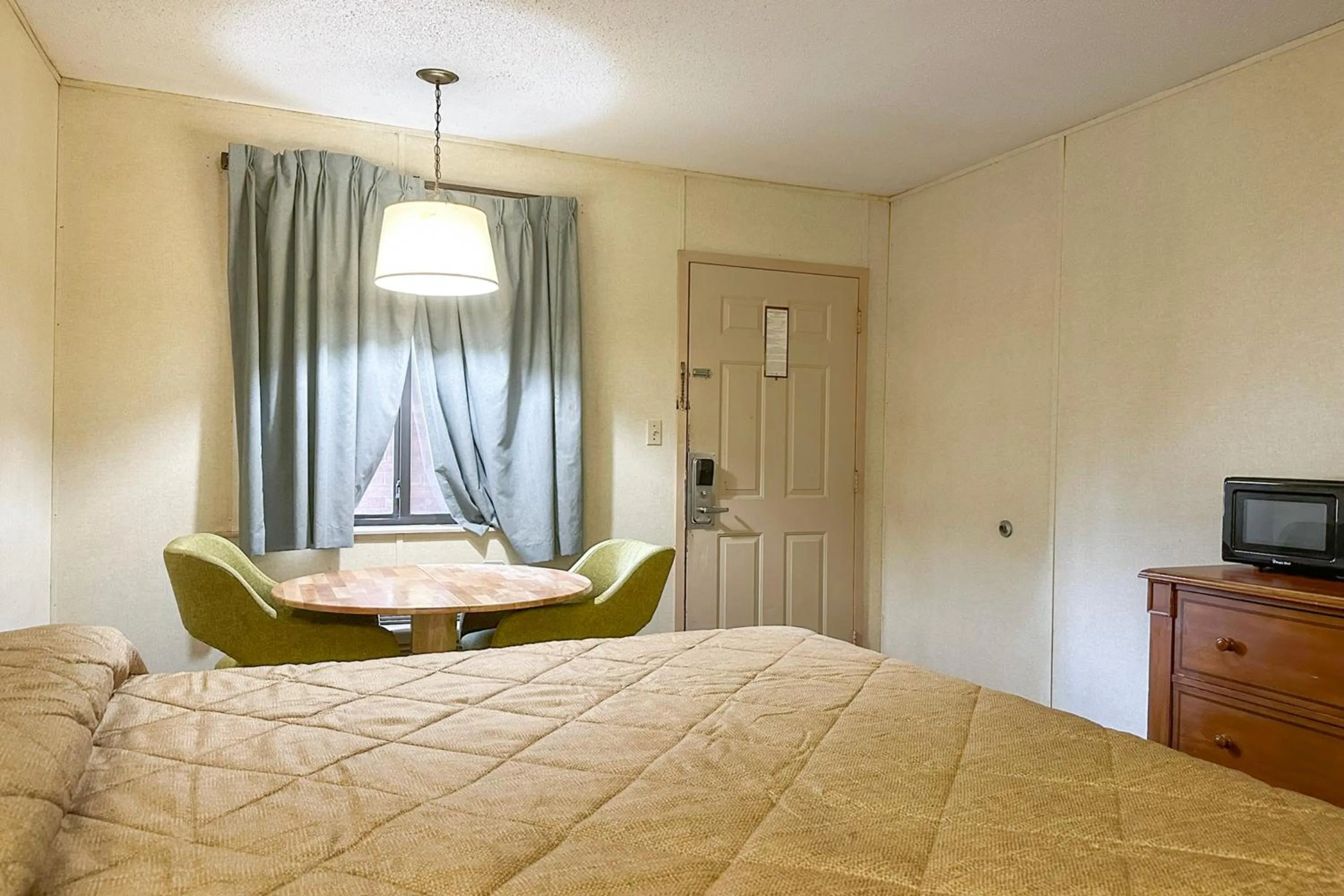 Bedroom, Bed in Louisville Inn by OYO Louisville Municipal Airport