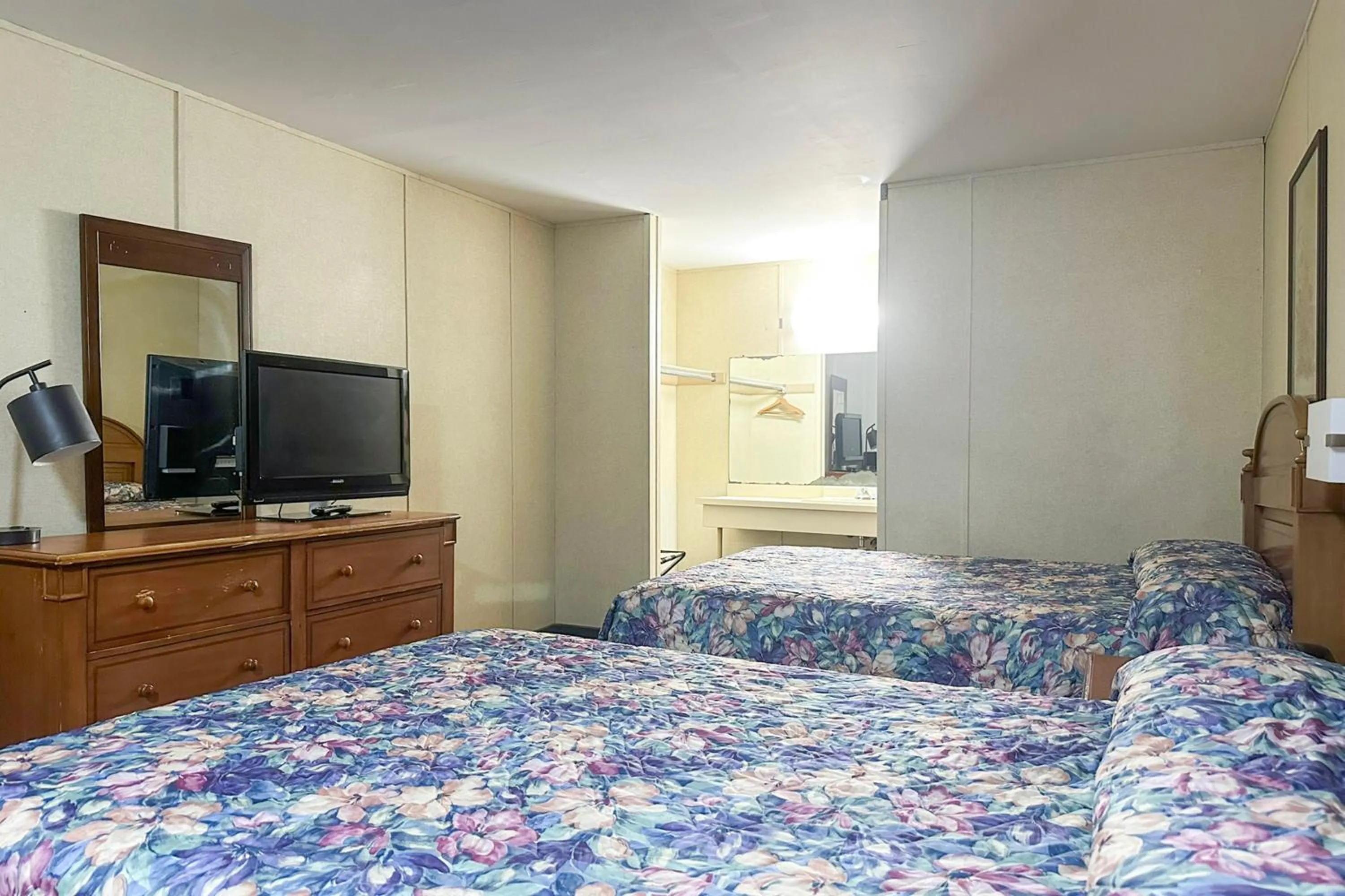 Bedroom, Bed in Louisville Inn by OYO Louisville Municipal Airport