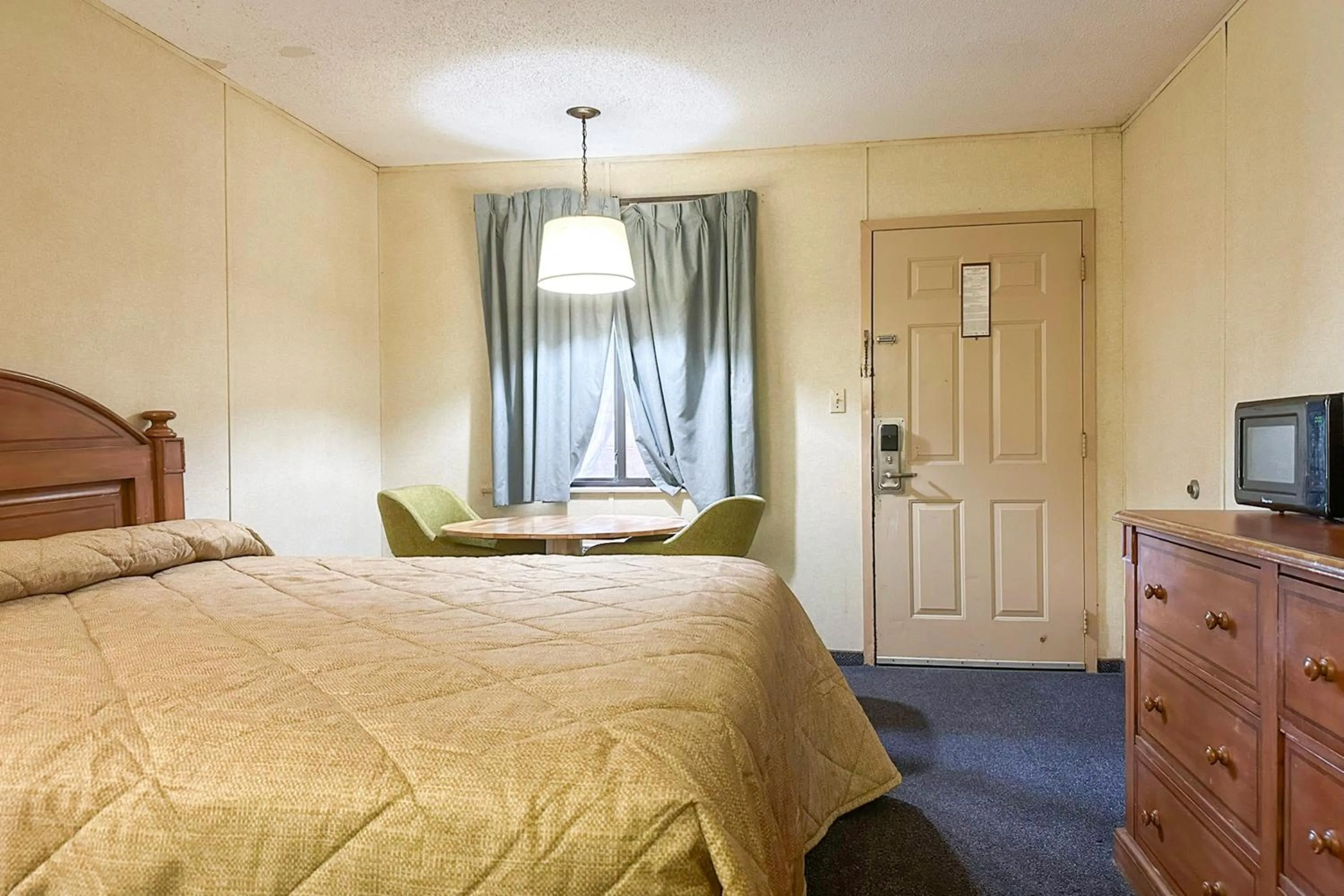 Bedroom, Bed in Louisville Inn by OYO Louisville Municipal Airport