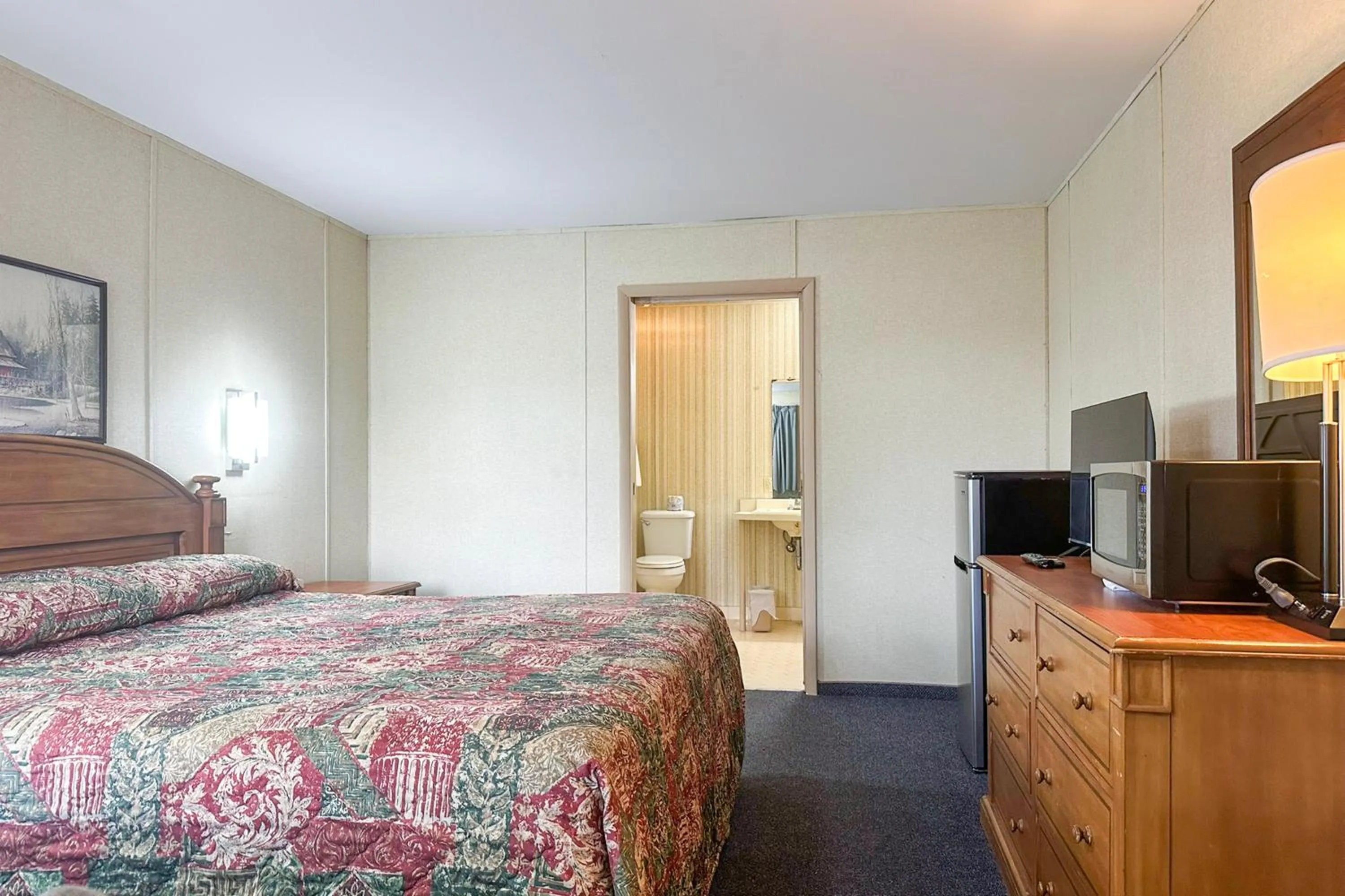 Bedroom, Bed in Louisville Inn by OYO Louisville Municipal Airport