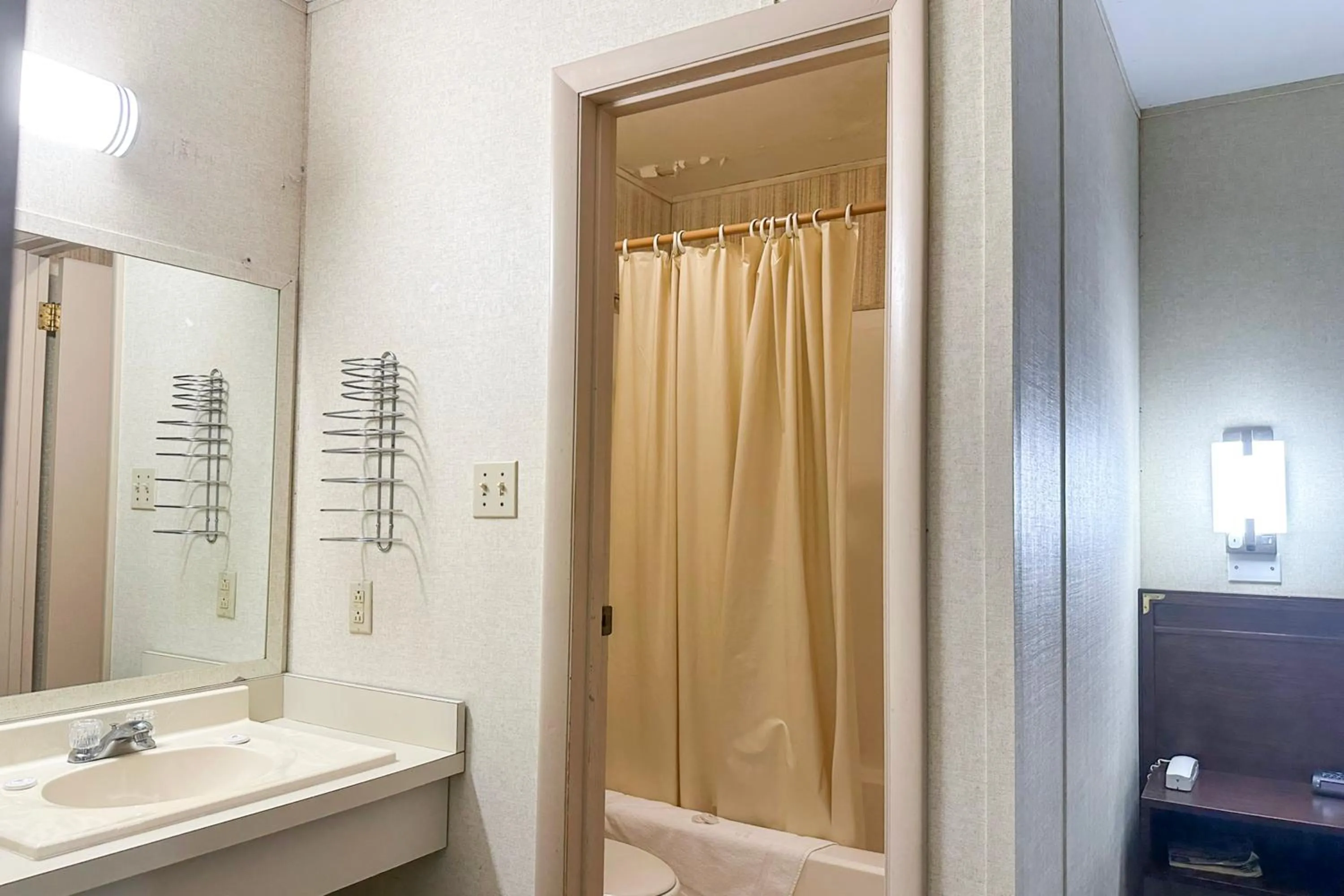 Bathroom in Louisville Inn by OYO Louisville Municipal Airport