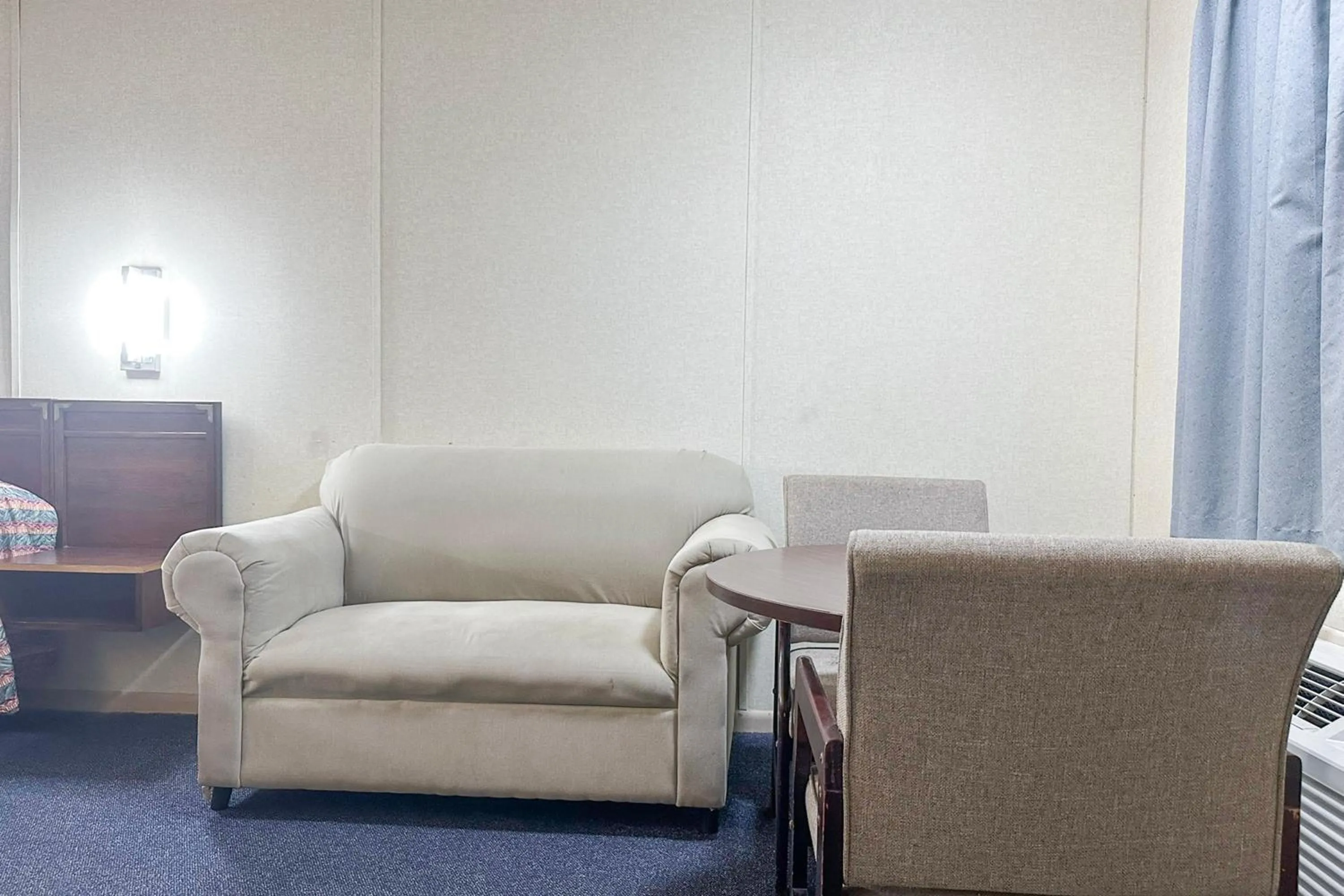 Seating area in Louisville Inn by OYO Louisville Municipal Airport