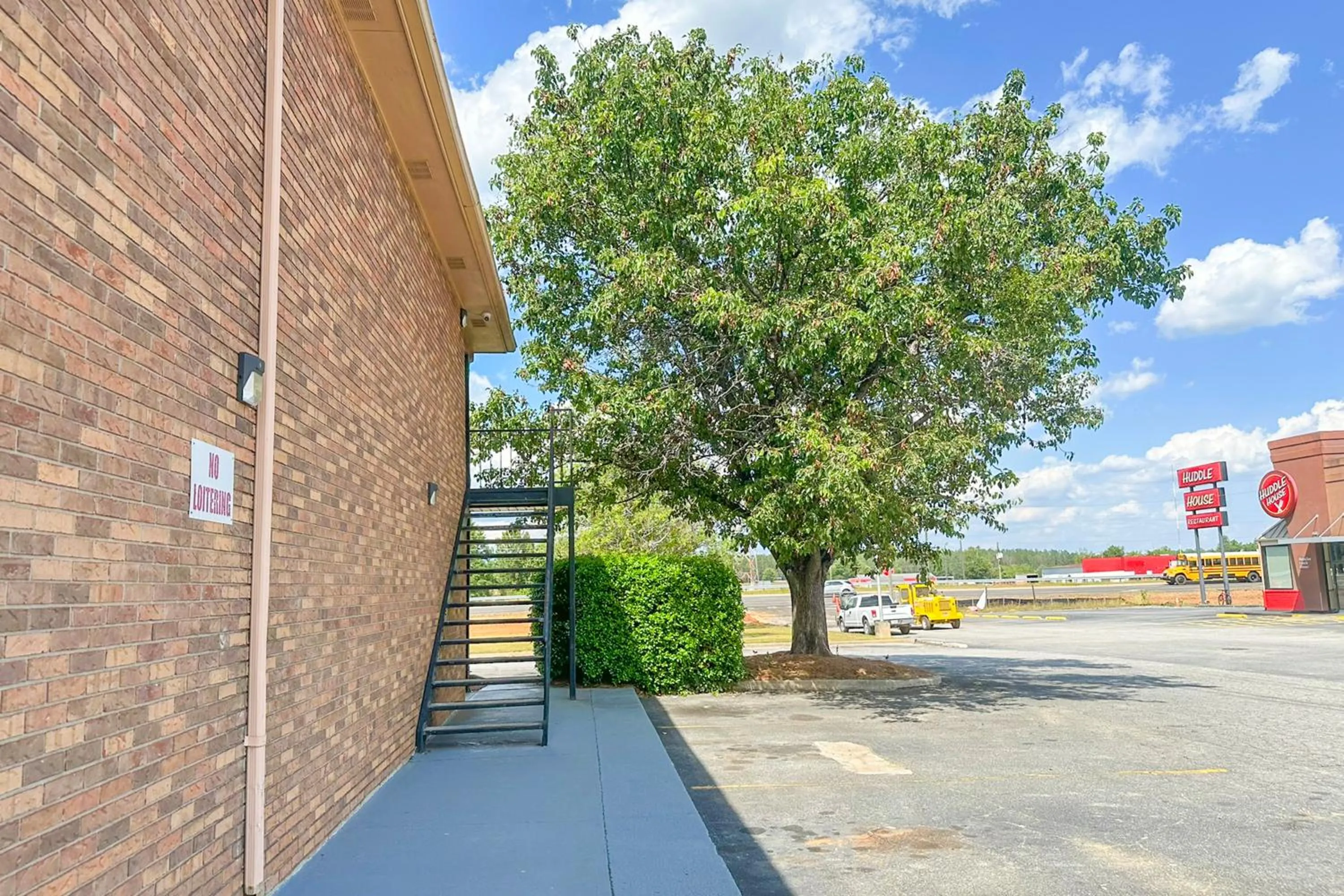 Facade/entrance in Louisville Inn by OYO Louisville Municipal Airport