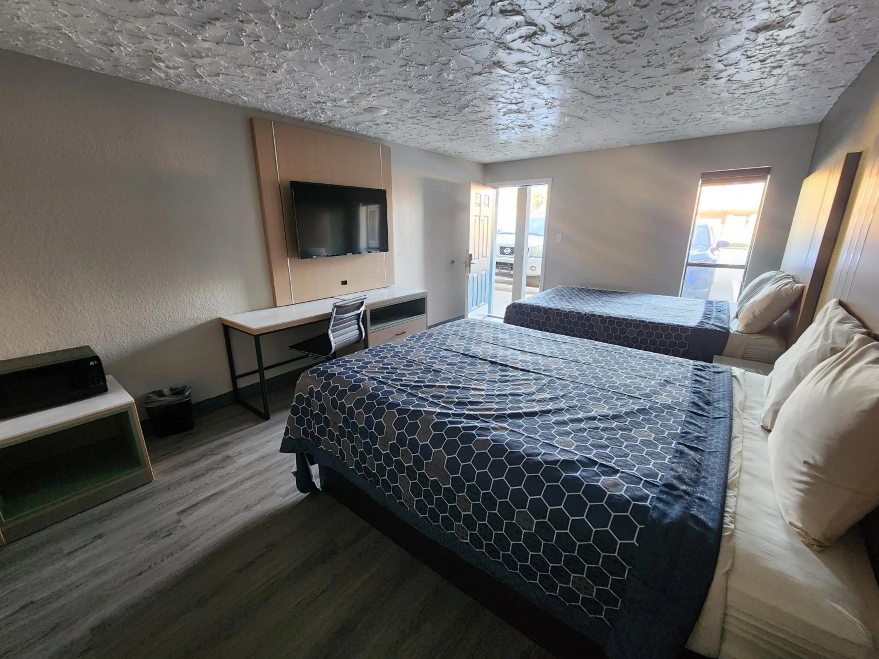 Bed in Americas Best Value Inn Longview