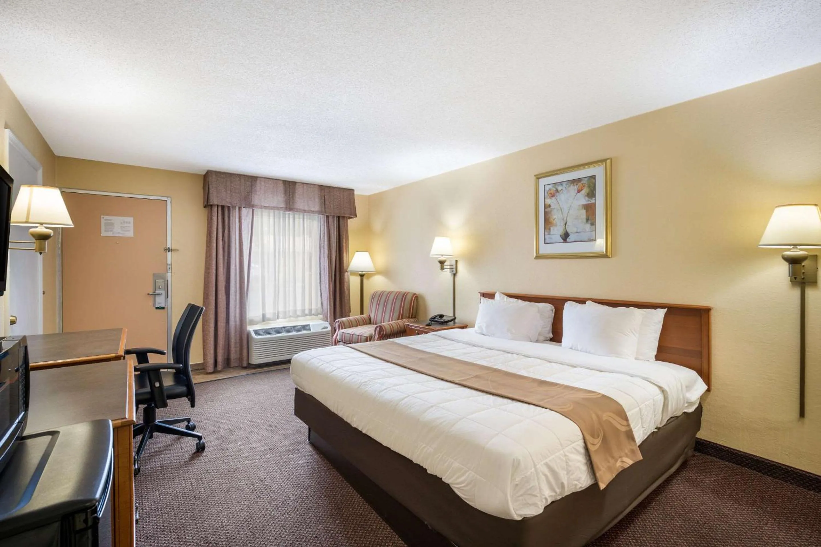 Photo of the whole room, Bed in Quality Inn White Springs Suwanee