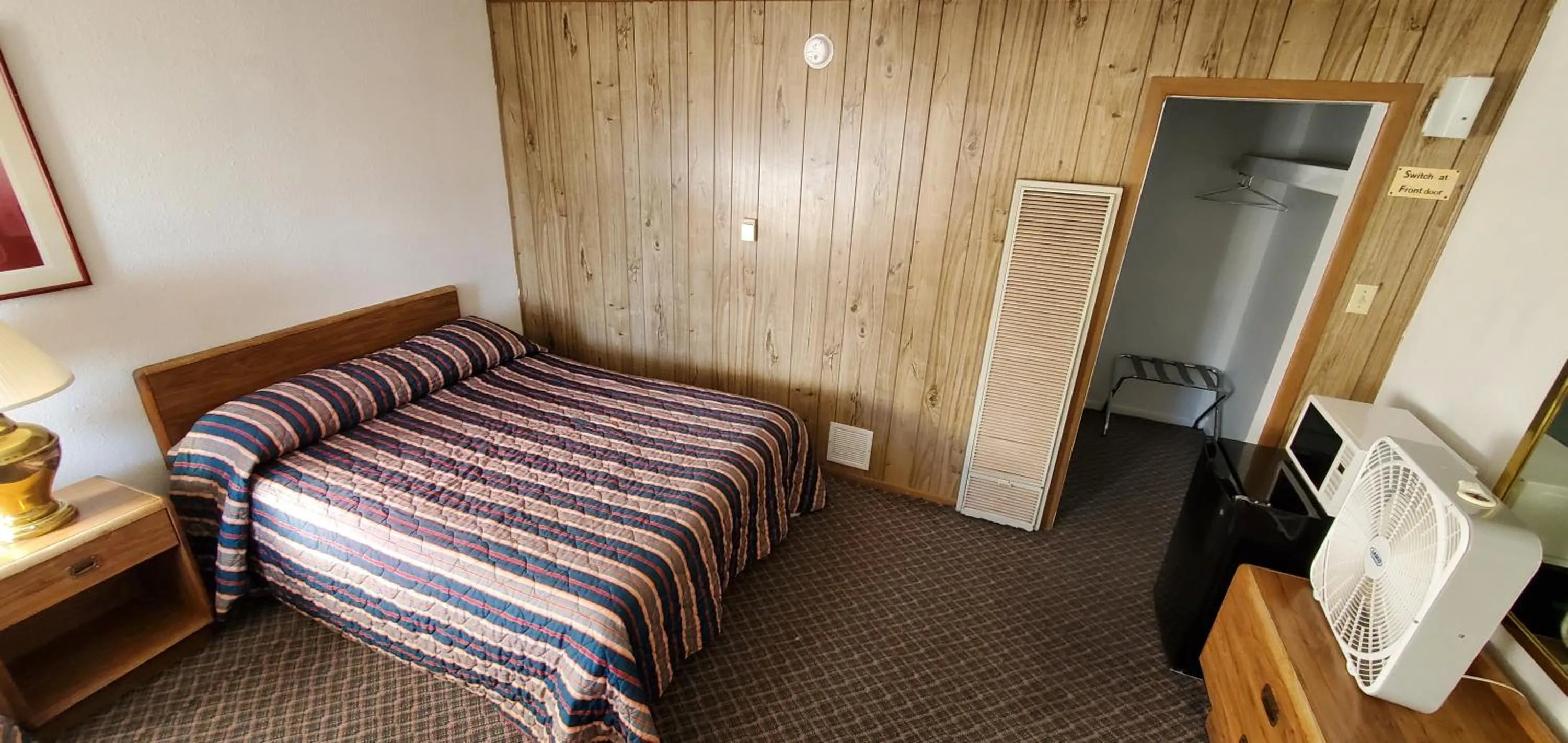 Bed in Budget Inn Motel Gallup