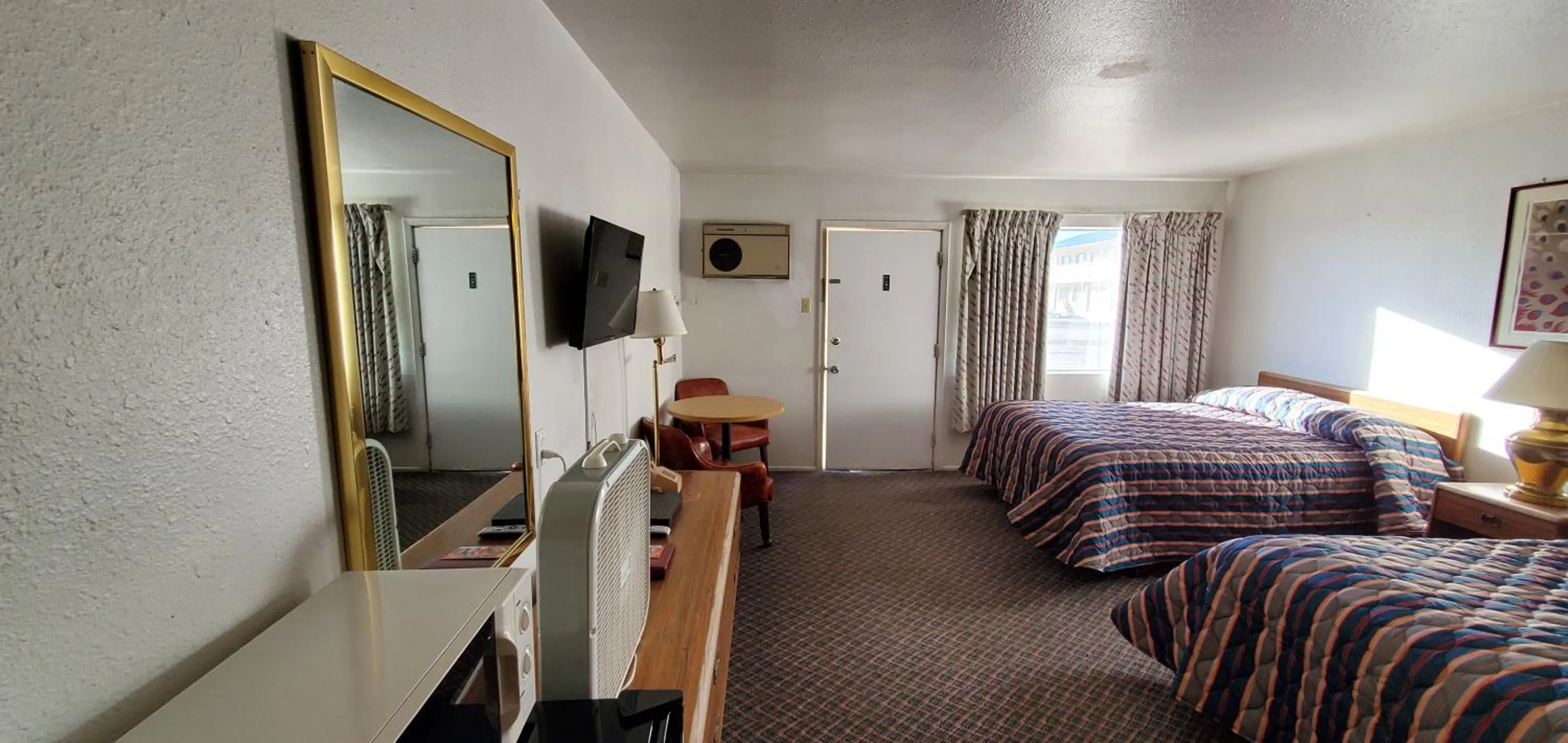 Photo of the whole room, Bed in Budget Inn Motel Gallup
