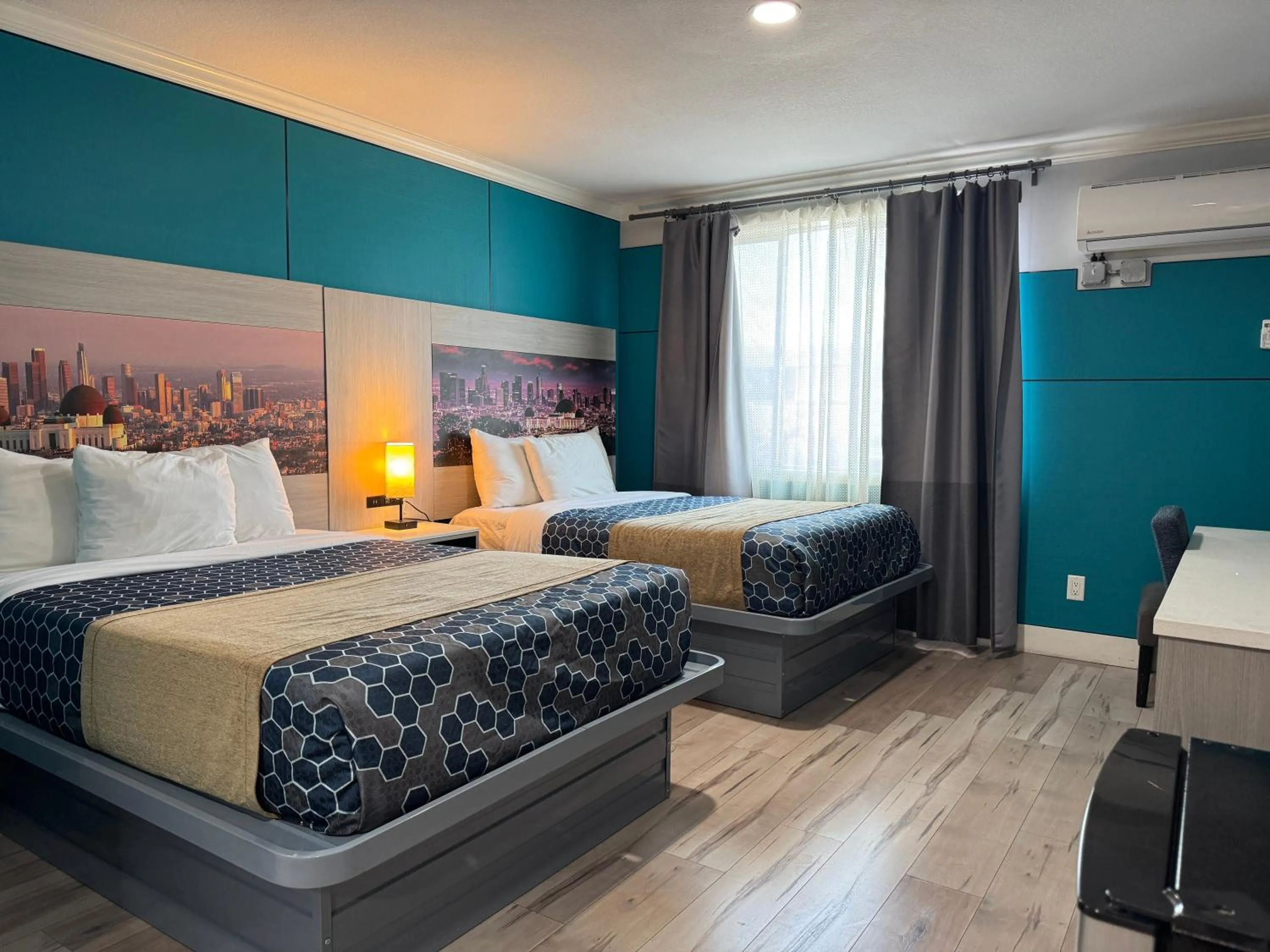 Photo of the whole room, Bed in Hometel Suites