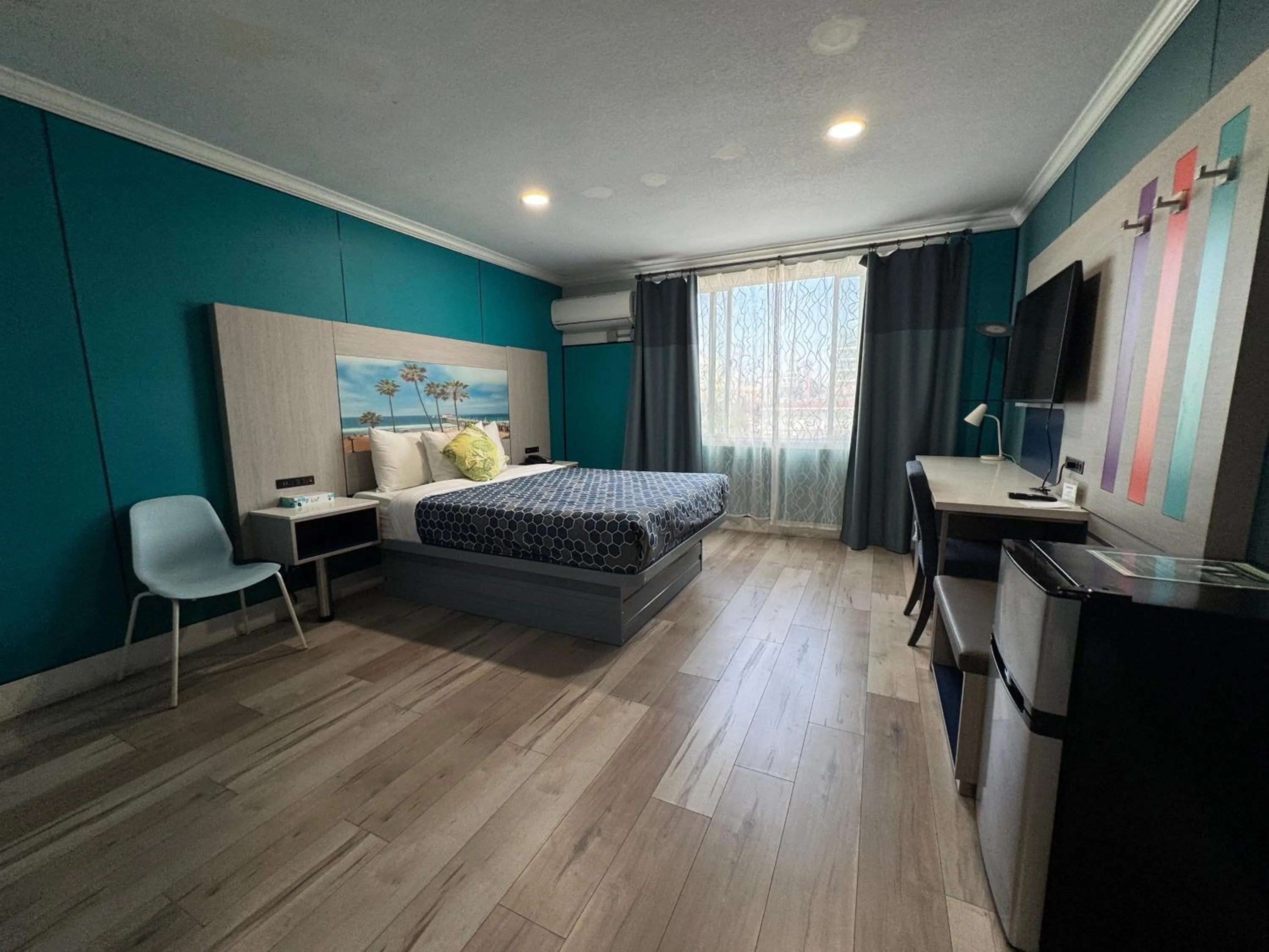 Photo of the whole room, Bed in Hometel Suites