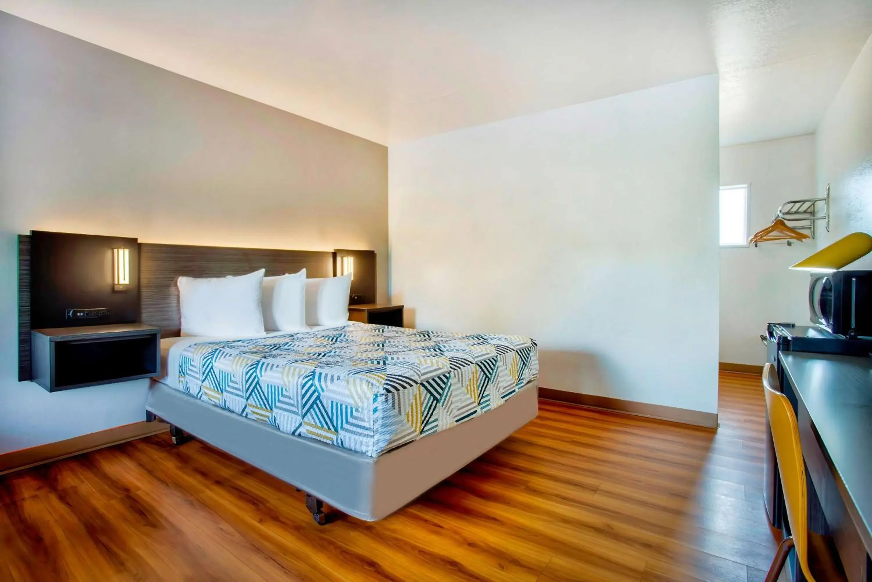 Deluxe Queen Room - Non-Smoking in Motel 6-Salem, OR - Expo Center Deluxe Queen Room - Non-Smoking in Motel 6-Salem, OR - Expo Center