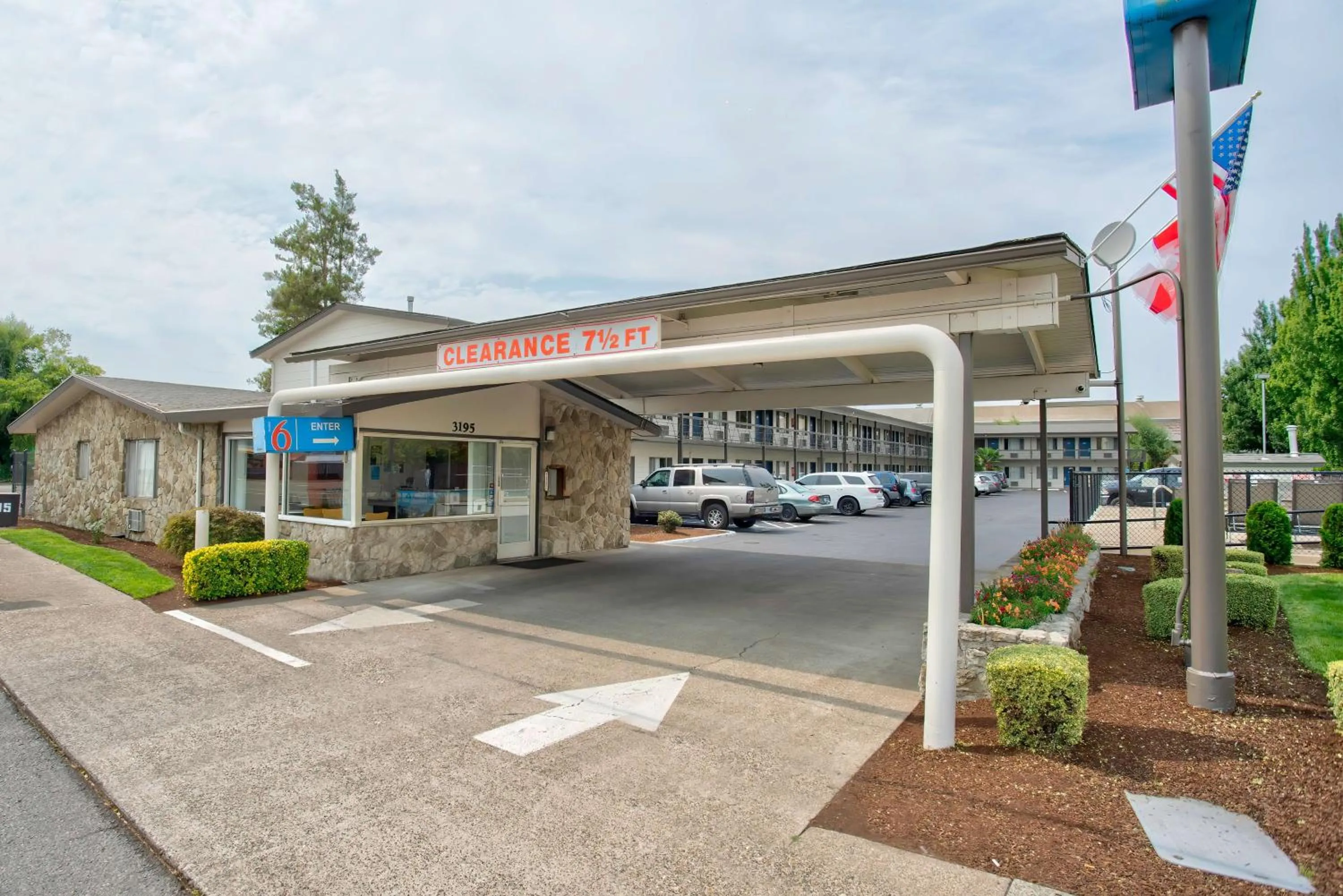 Property building in Motel 6-Salem, OR - Expo Center