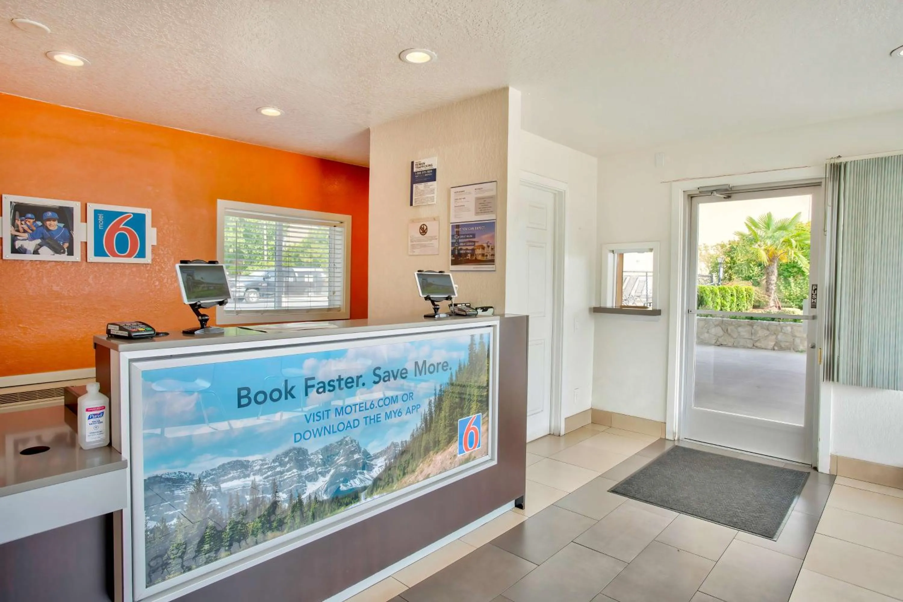Lobby or reception in Motel 6-Salem, OR - Expo Center
