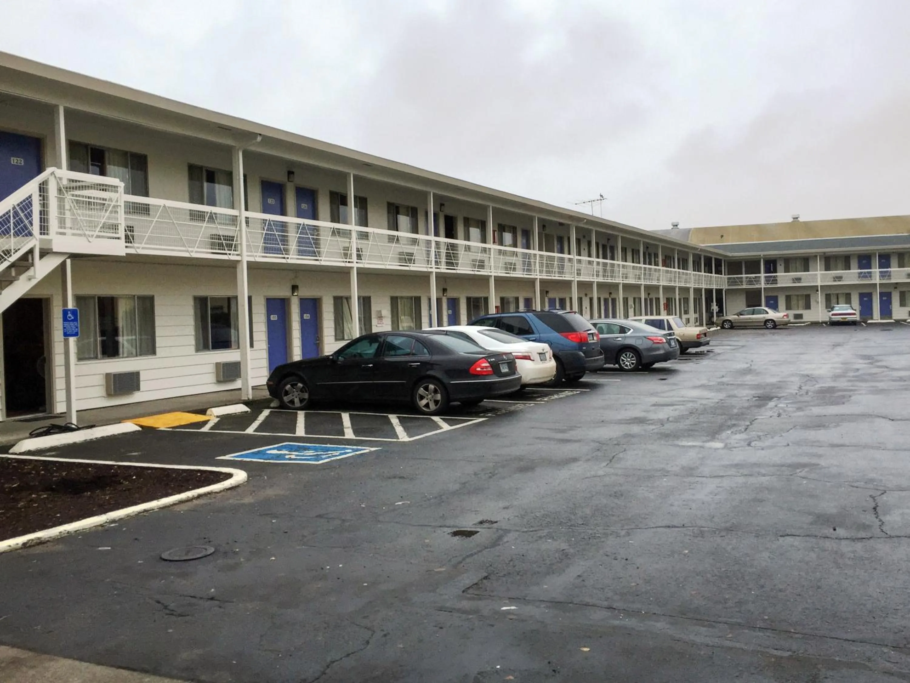 Facade/entrance in Motel 6-Salem, OR - Expo Center