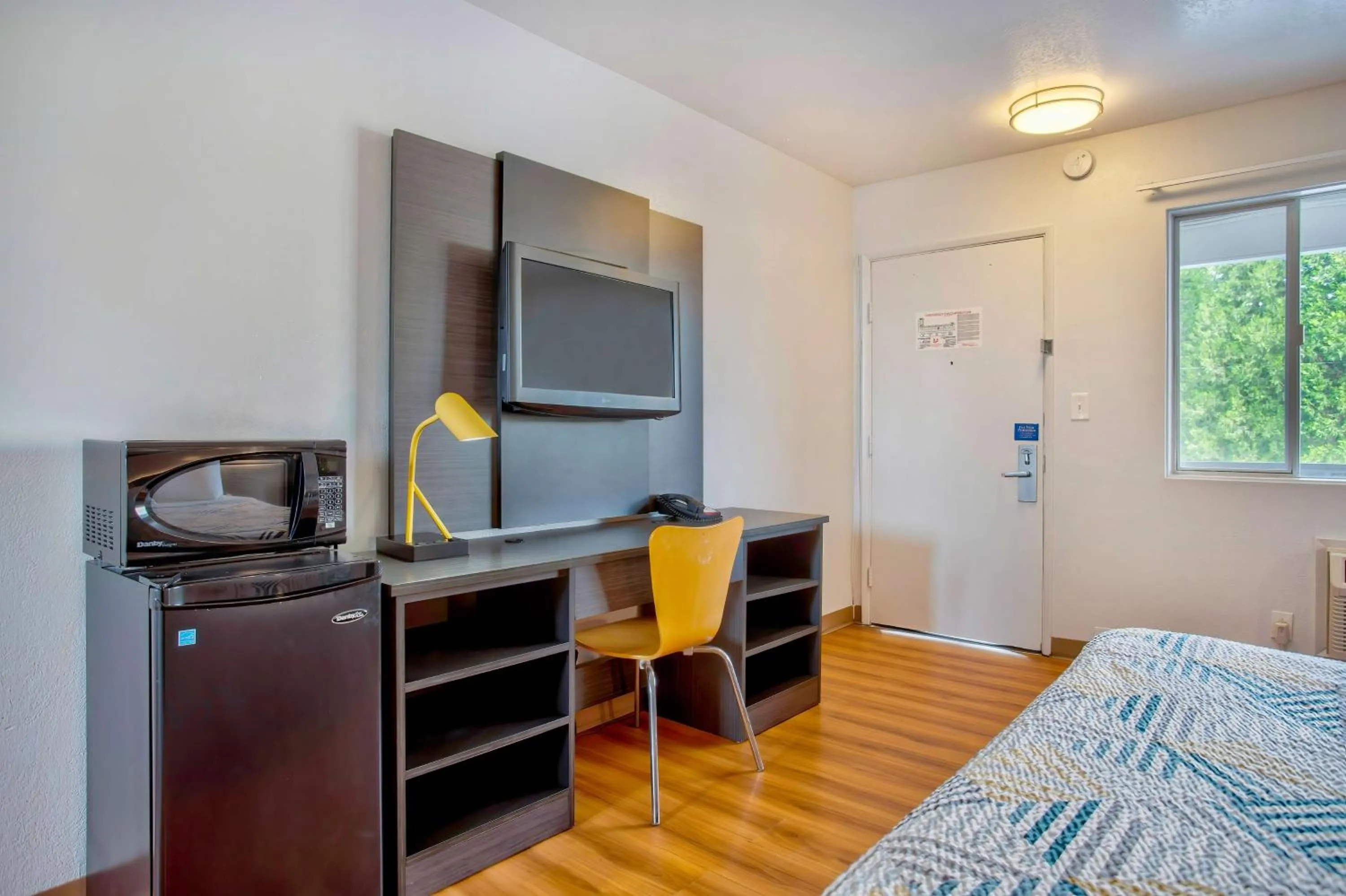 Bedroom, Bed in Motel 6-Salem, OR - Expo Center