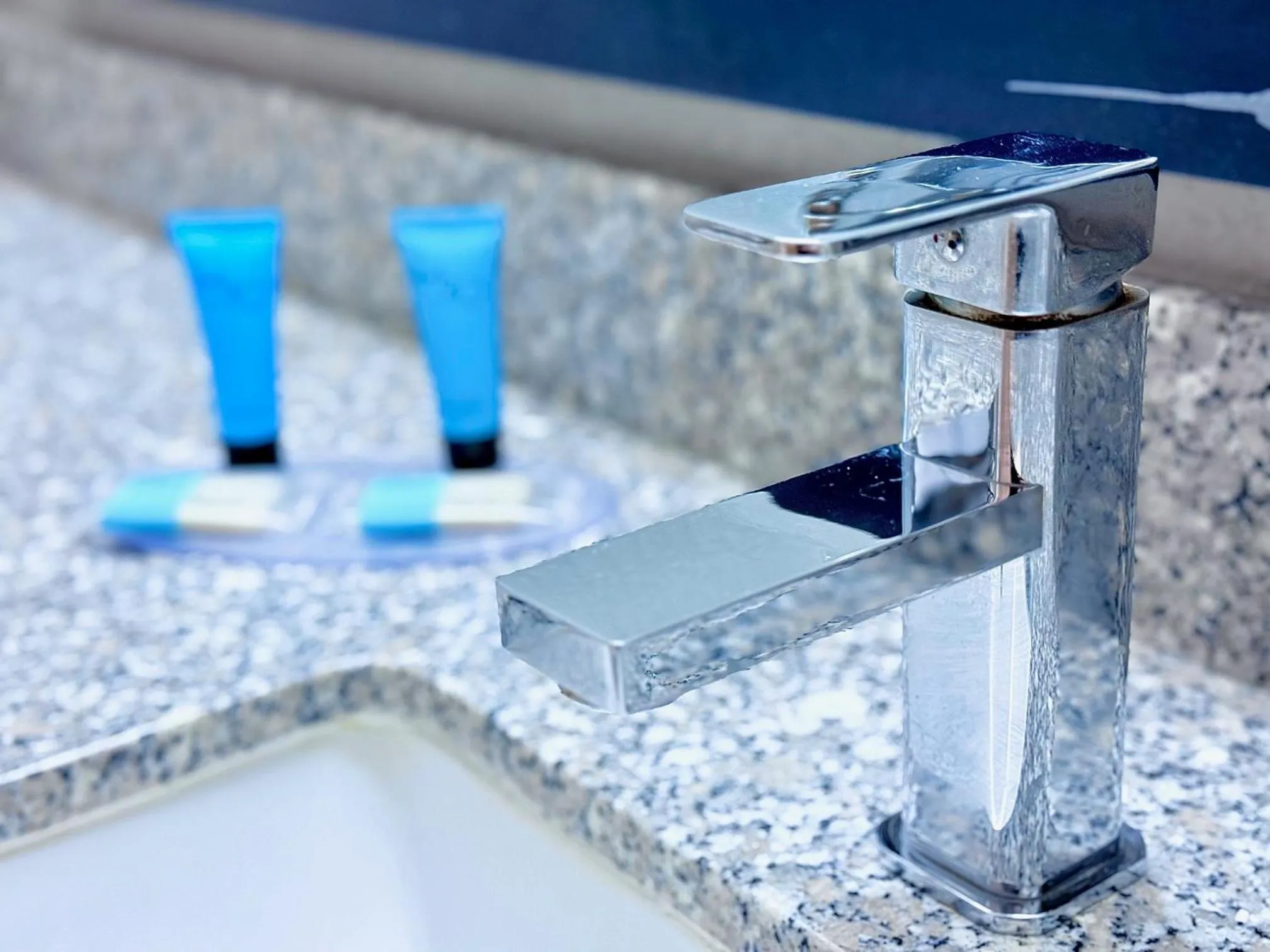 Bathroom in American Inn Cedar Rapids South