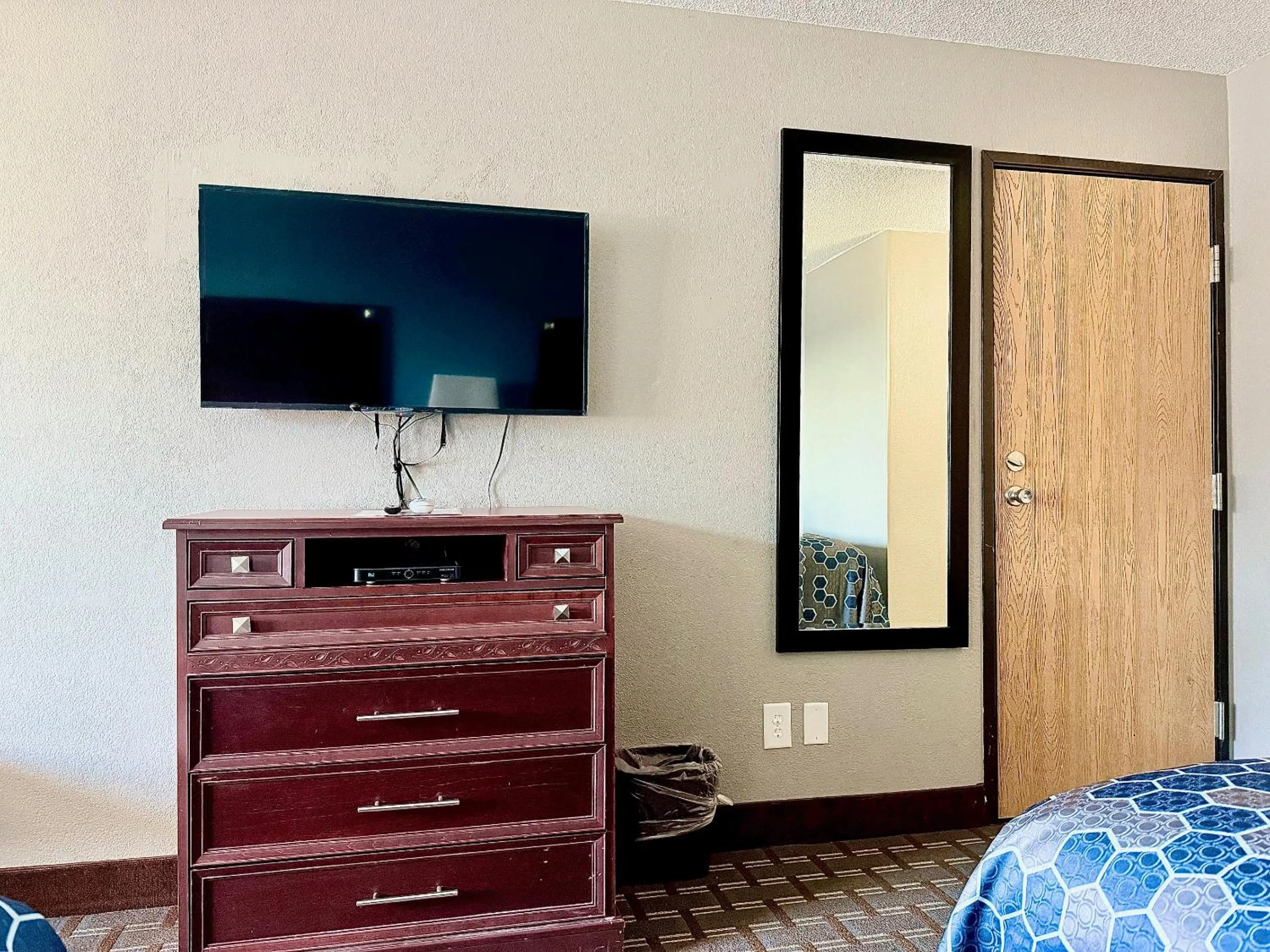 TV and multimedia, Bed in American Inn Cedar Rapids South