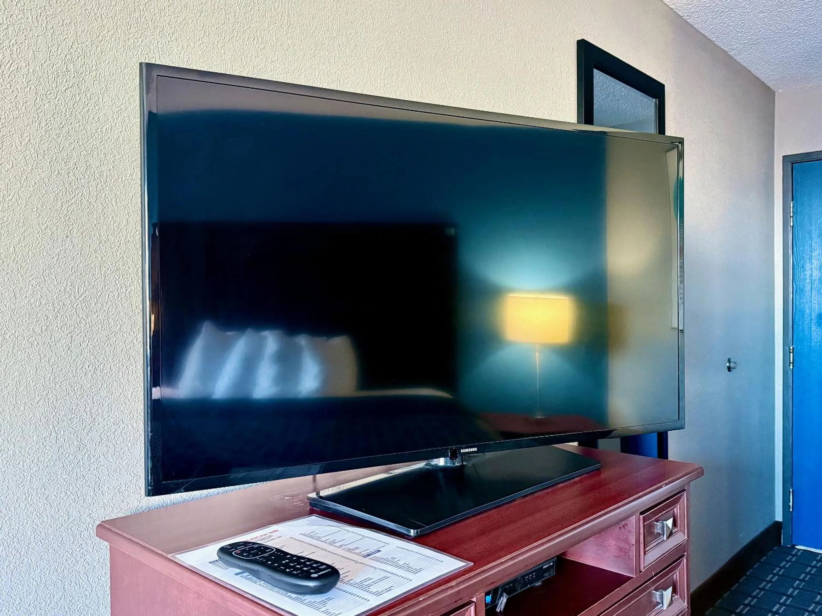 TV and multimedia in American Inn Cedar Rapids South