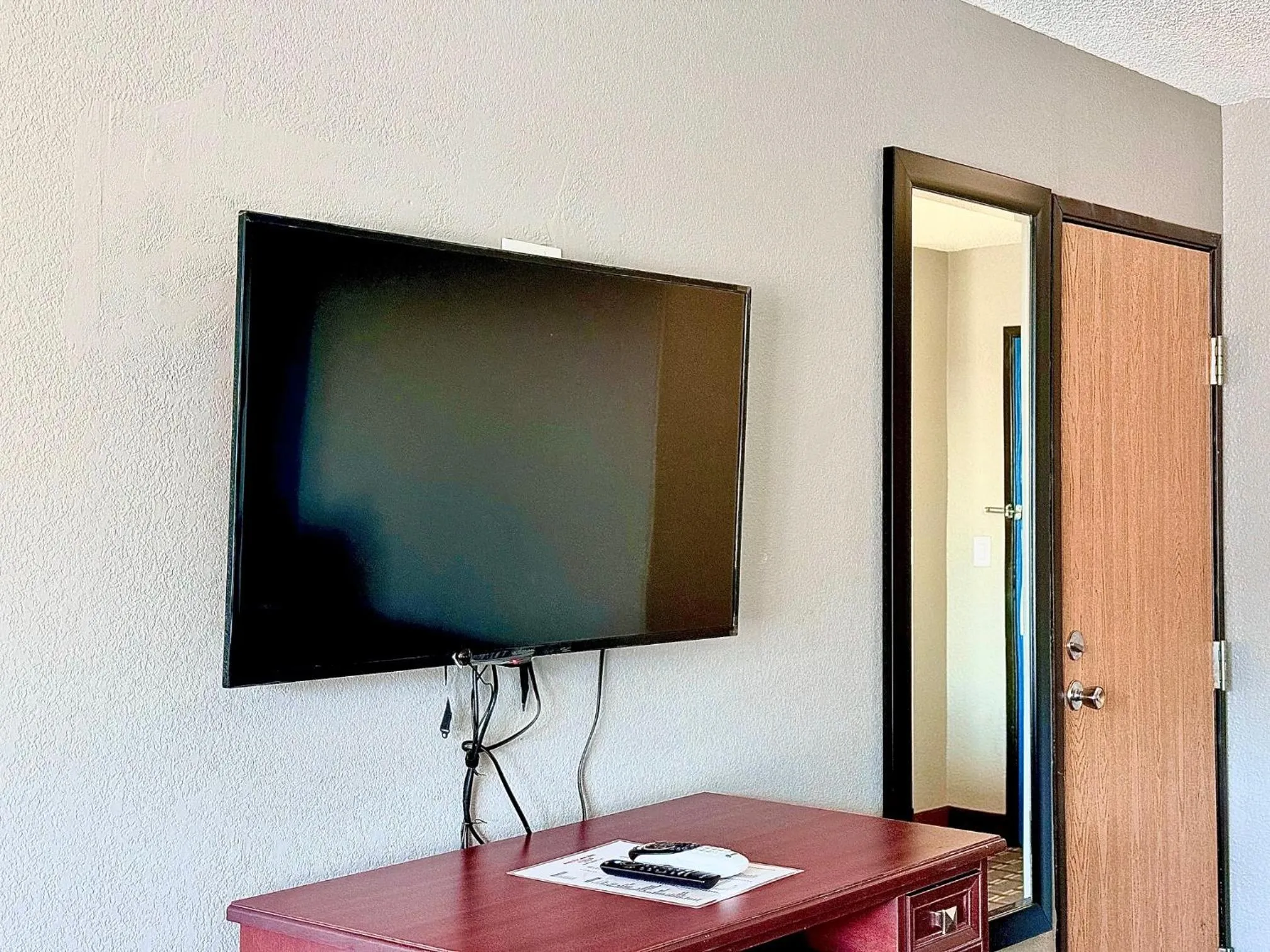 TV and multimedia in American Inn Cedar Rapids South