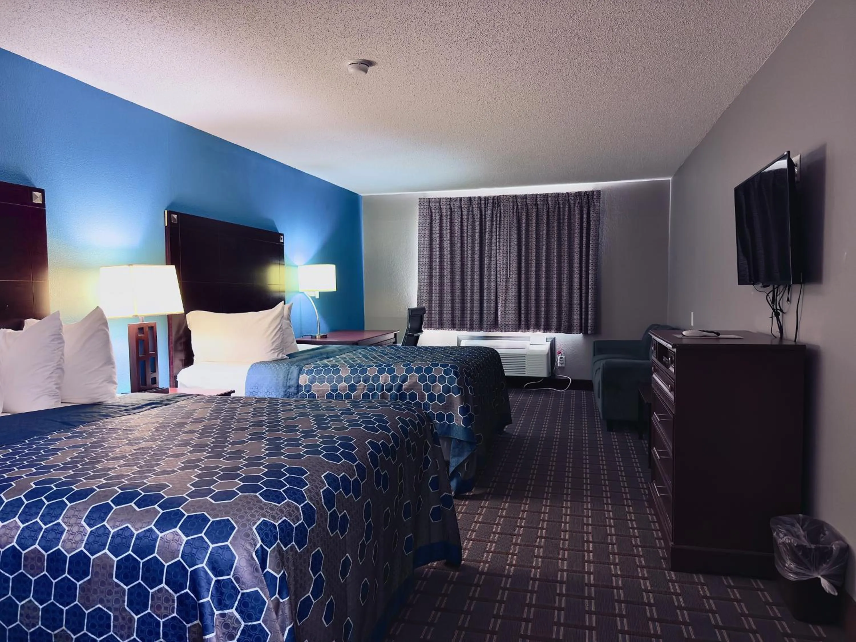 TV and multimedia, Bed in American Inn Cedar Rapids South