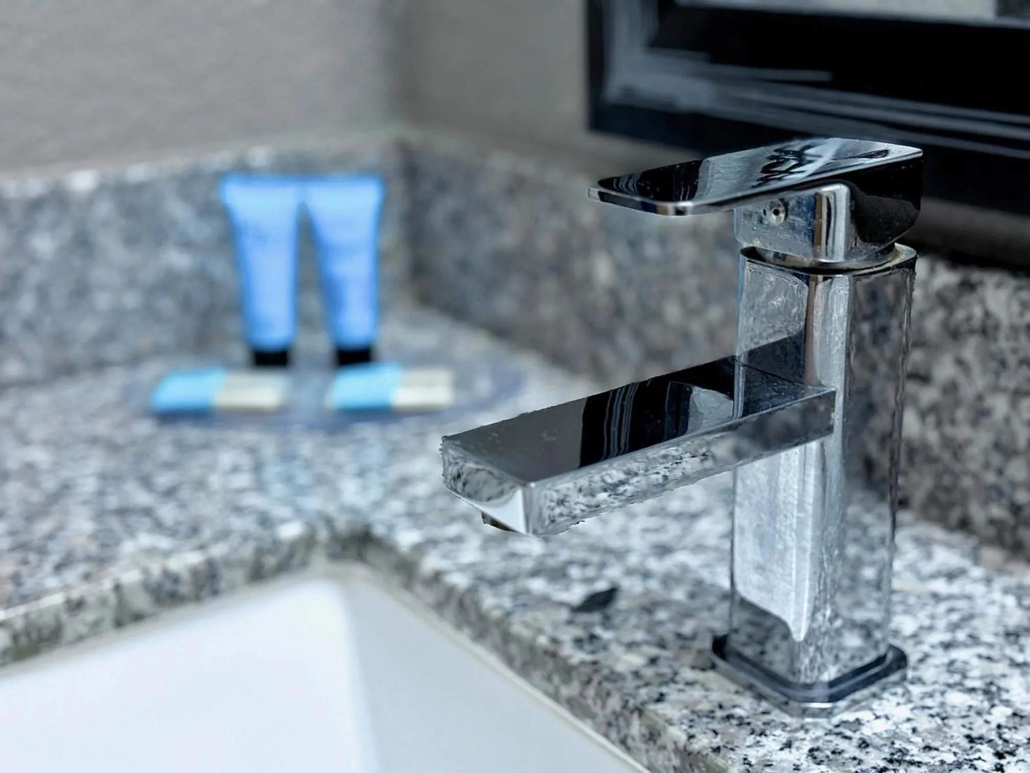 Bathroom in American Inn Cedar Rapids South