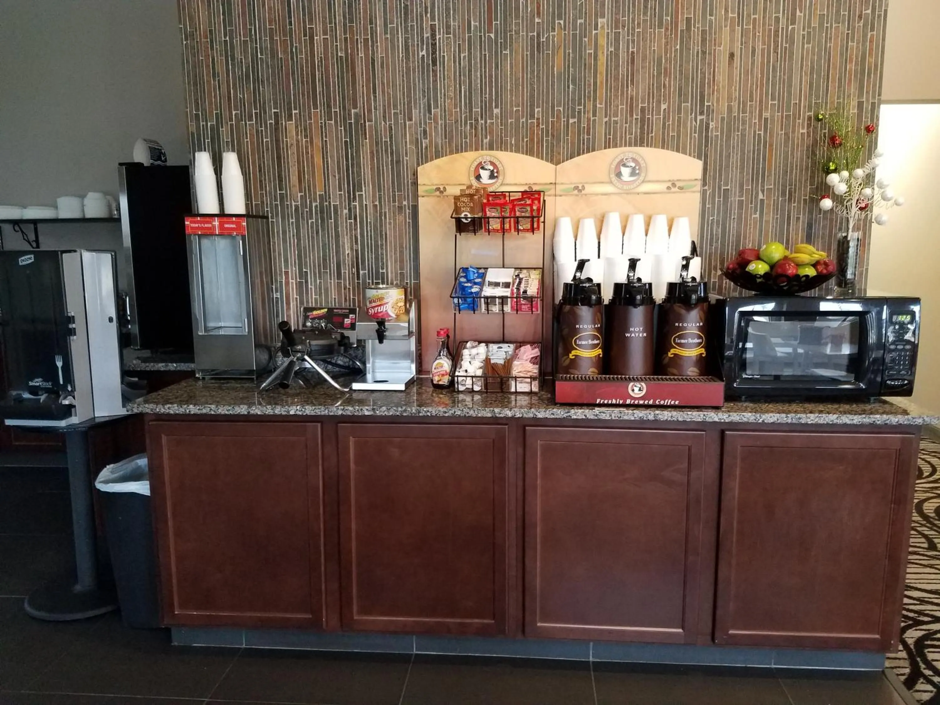 Coffee/tea facilities in Okoboji Inn & Suites