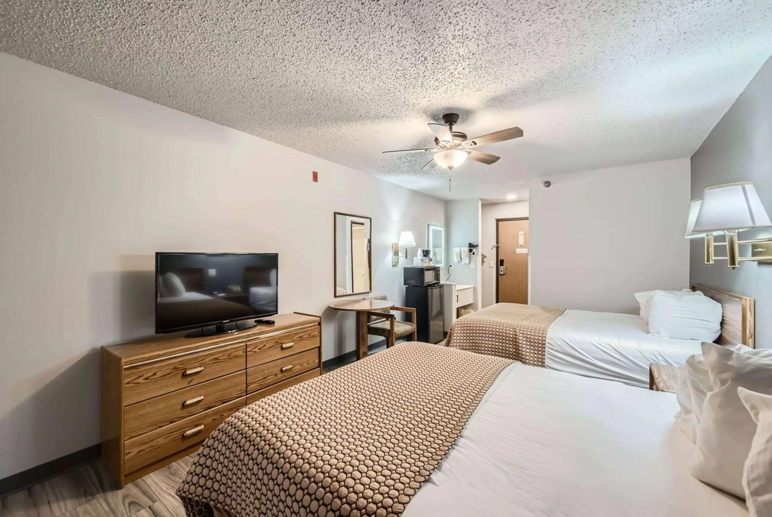 Photo of the whole room, Bed in Travelodge by Wyndham Longmont