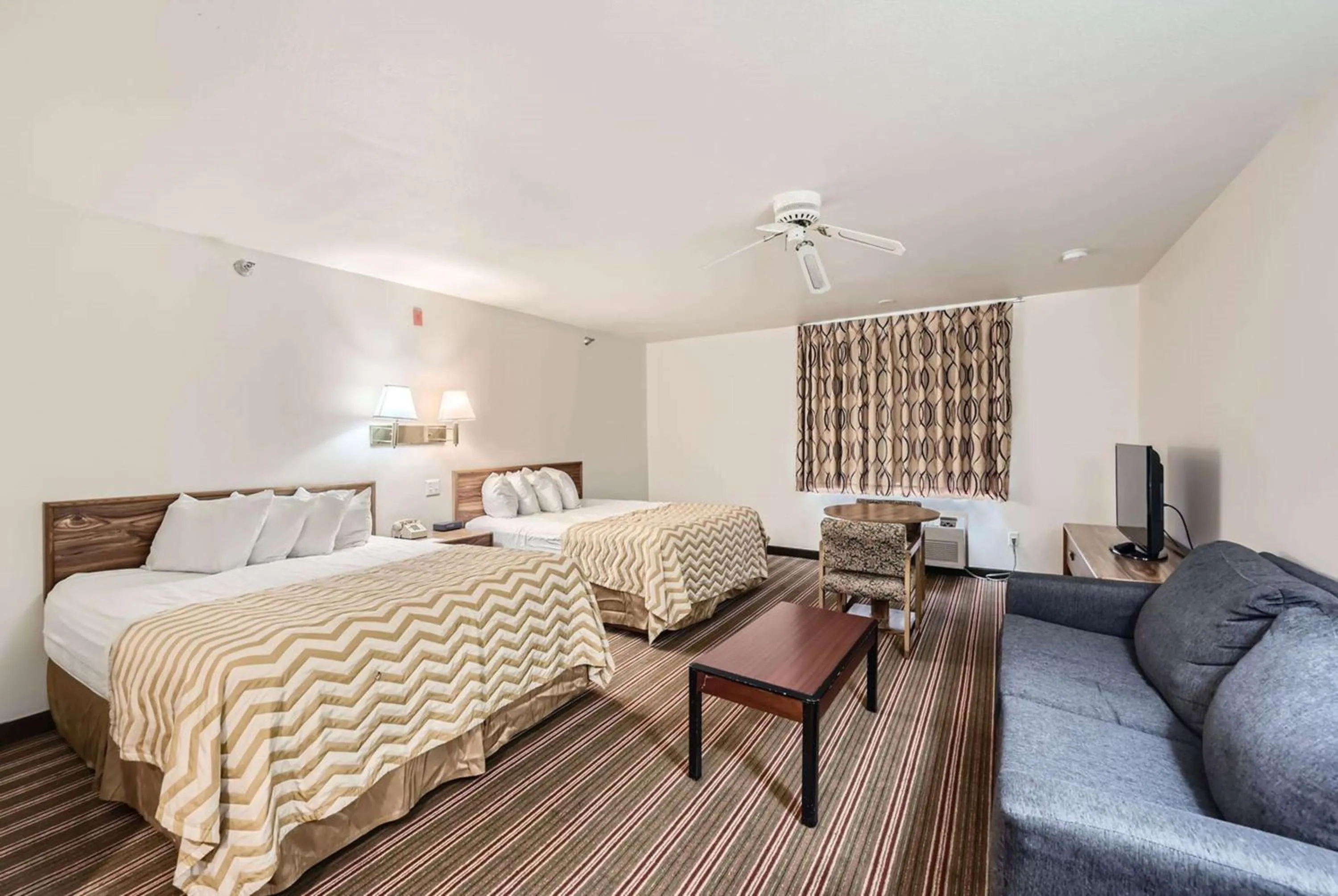 Photo of the whole room, Bed in Travelodge by Wyndham Longmont