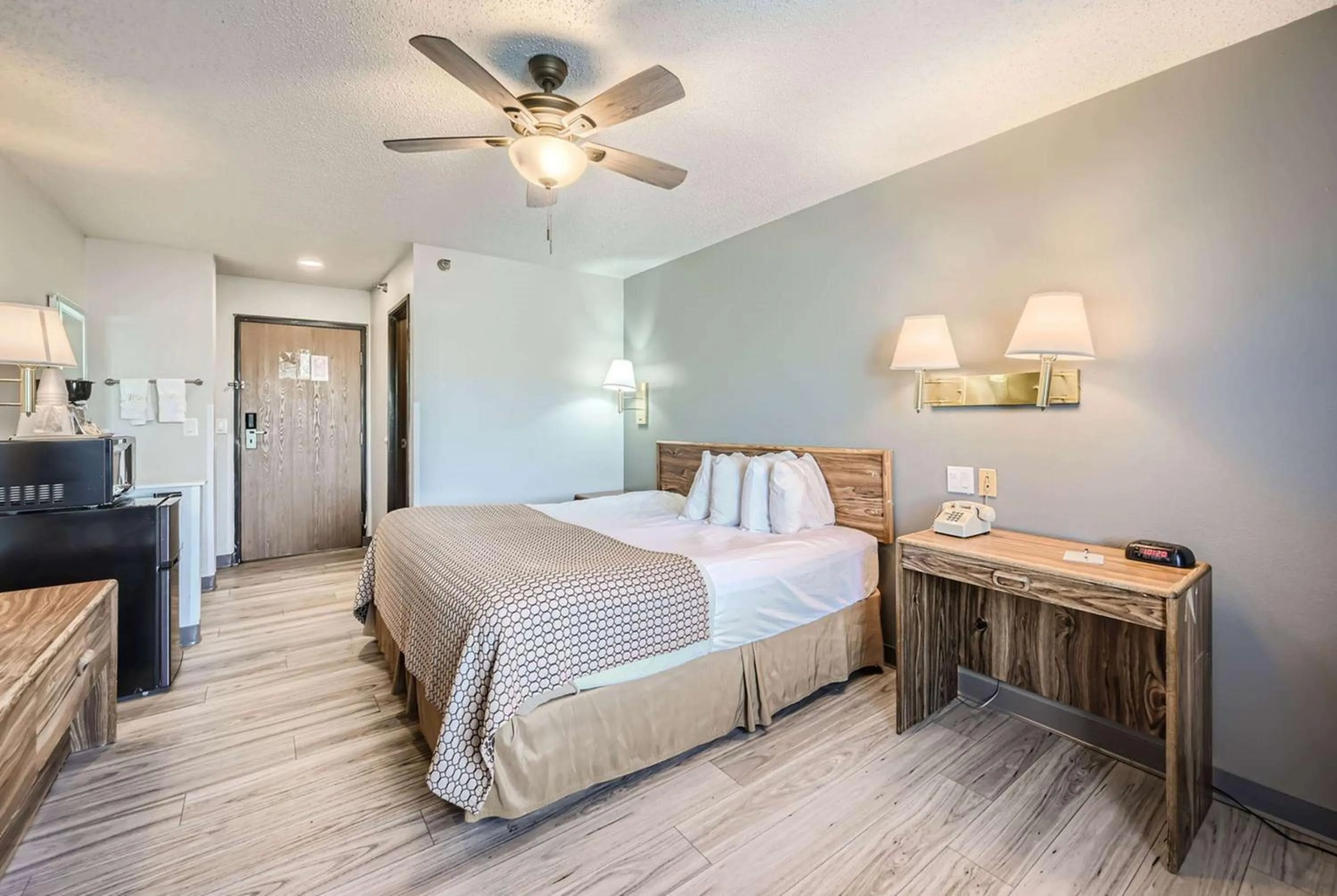 Photo of the whole room, Bed in Travelodge by Wyndham Longmont