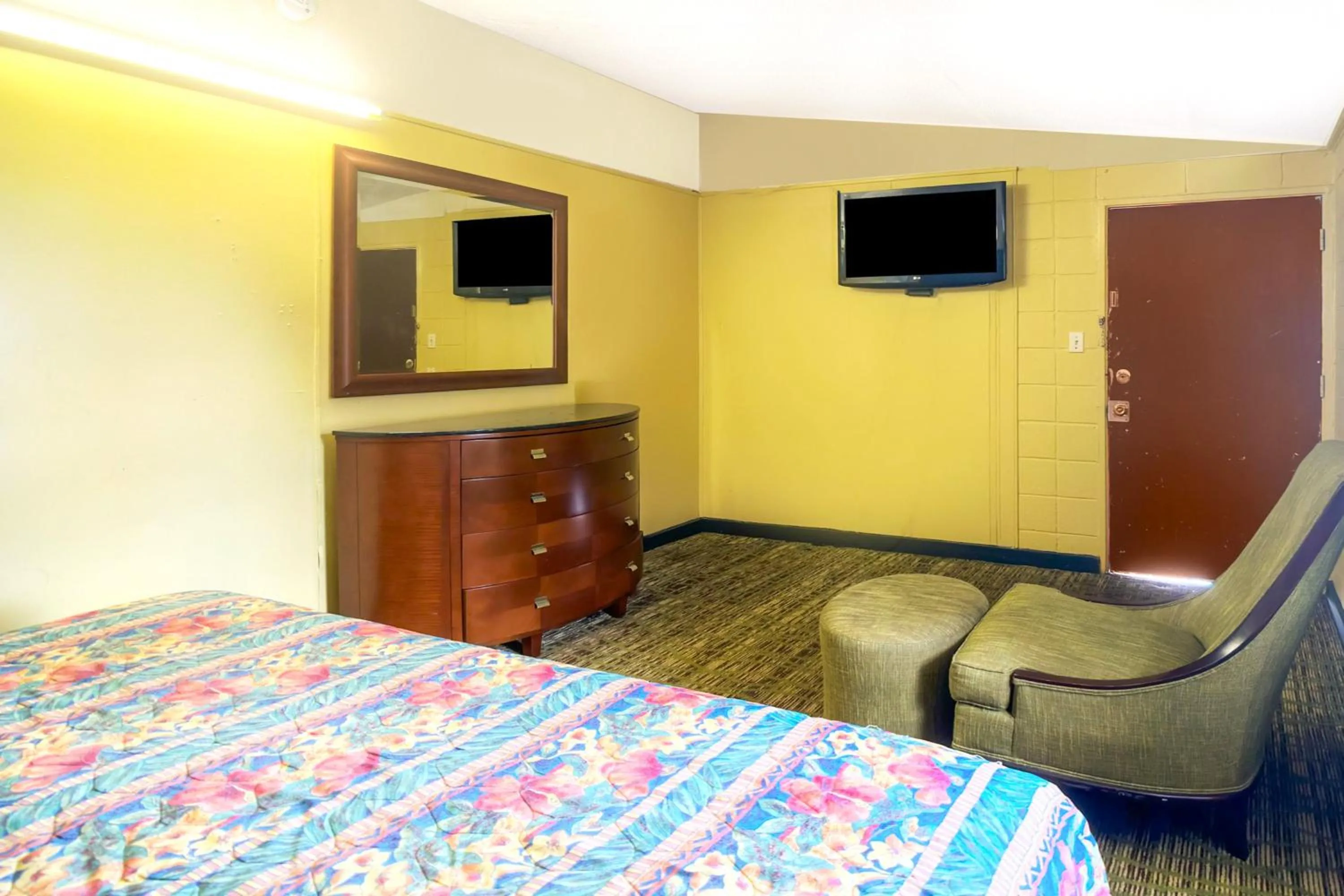 Bedroom, Bed in Bama Motel Mobile I-65 & US-90