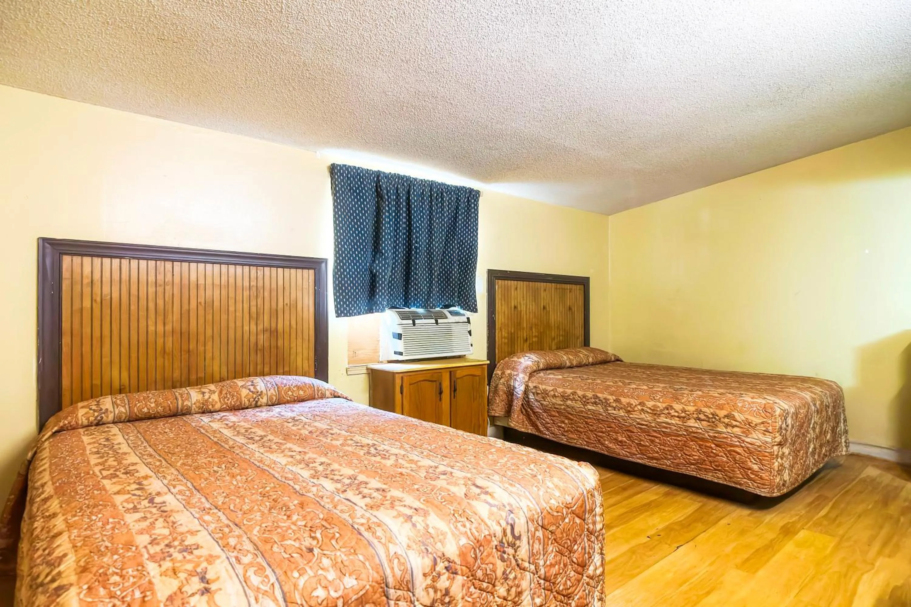 Bedroom, Bed in Bama Motel Mobile I-65 & US-90