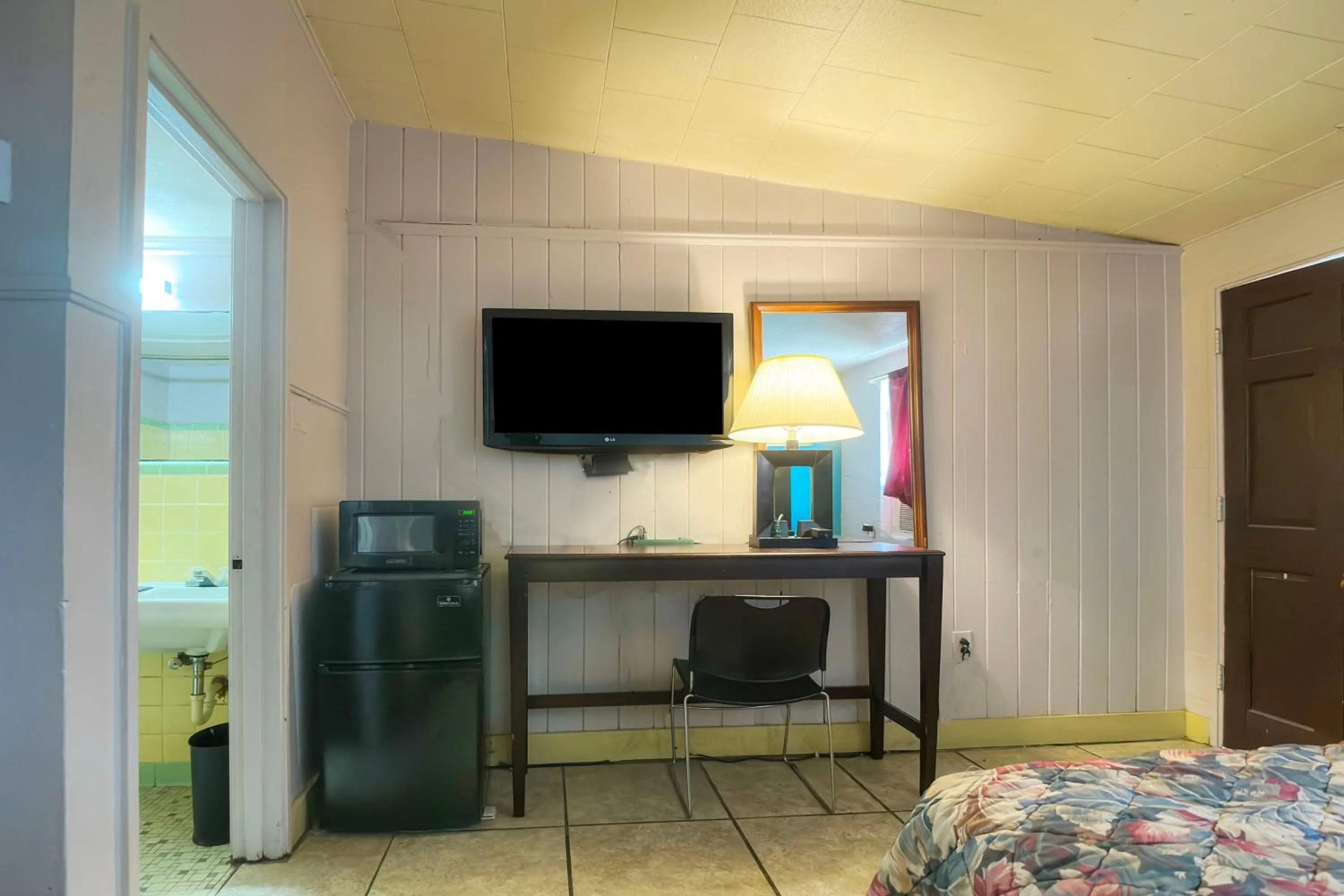 Bedroom, Bed in Bama Motel Mobile I-65 & US-90