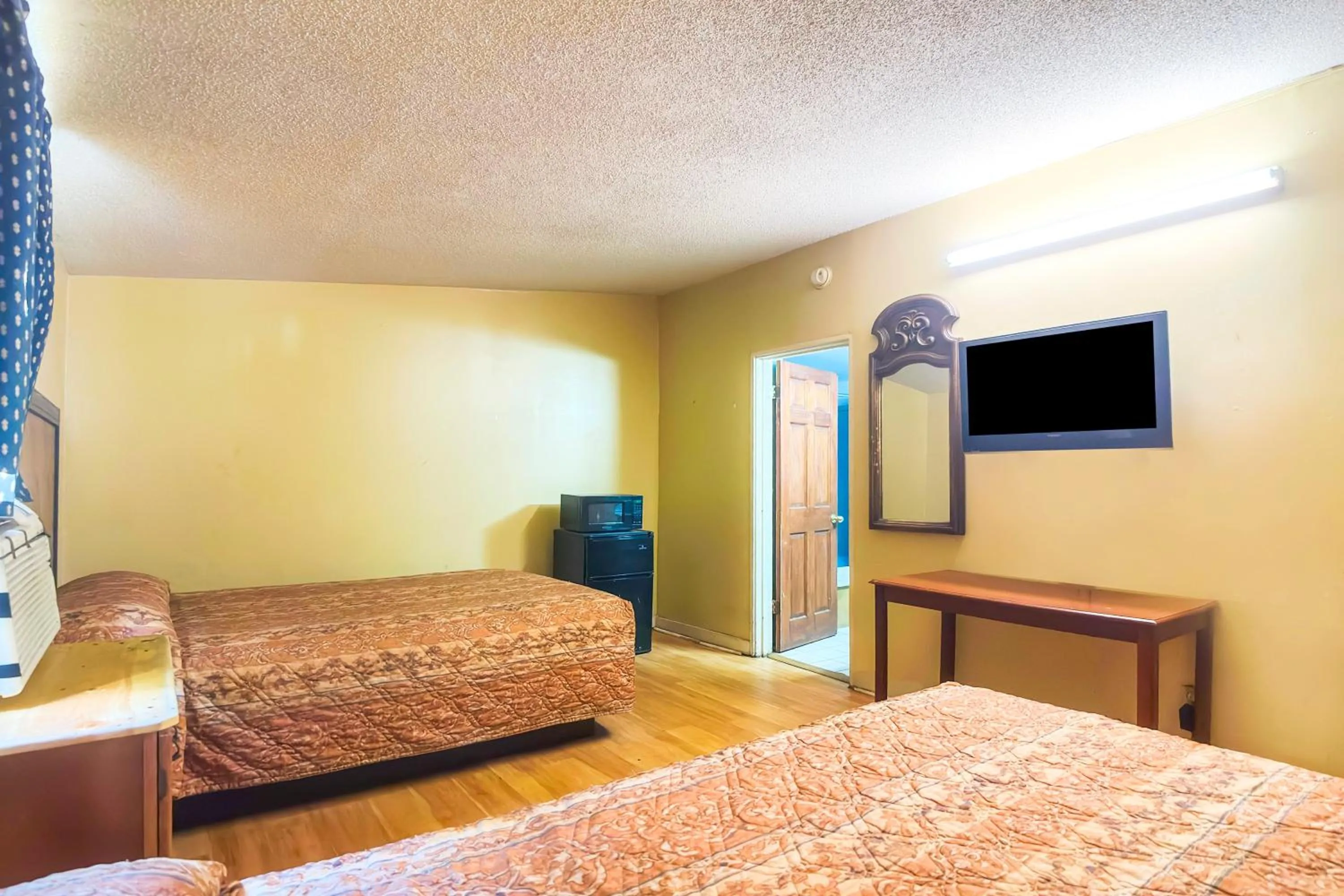 Bedroom, Bed in Bama Motel Mobile I-65 & US-90