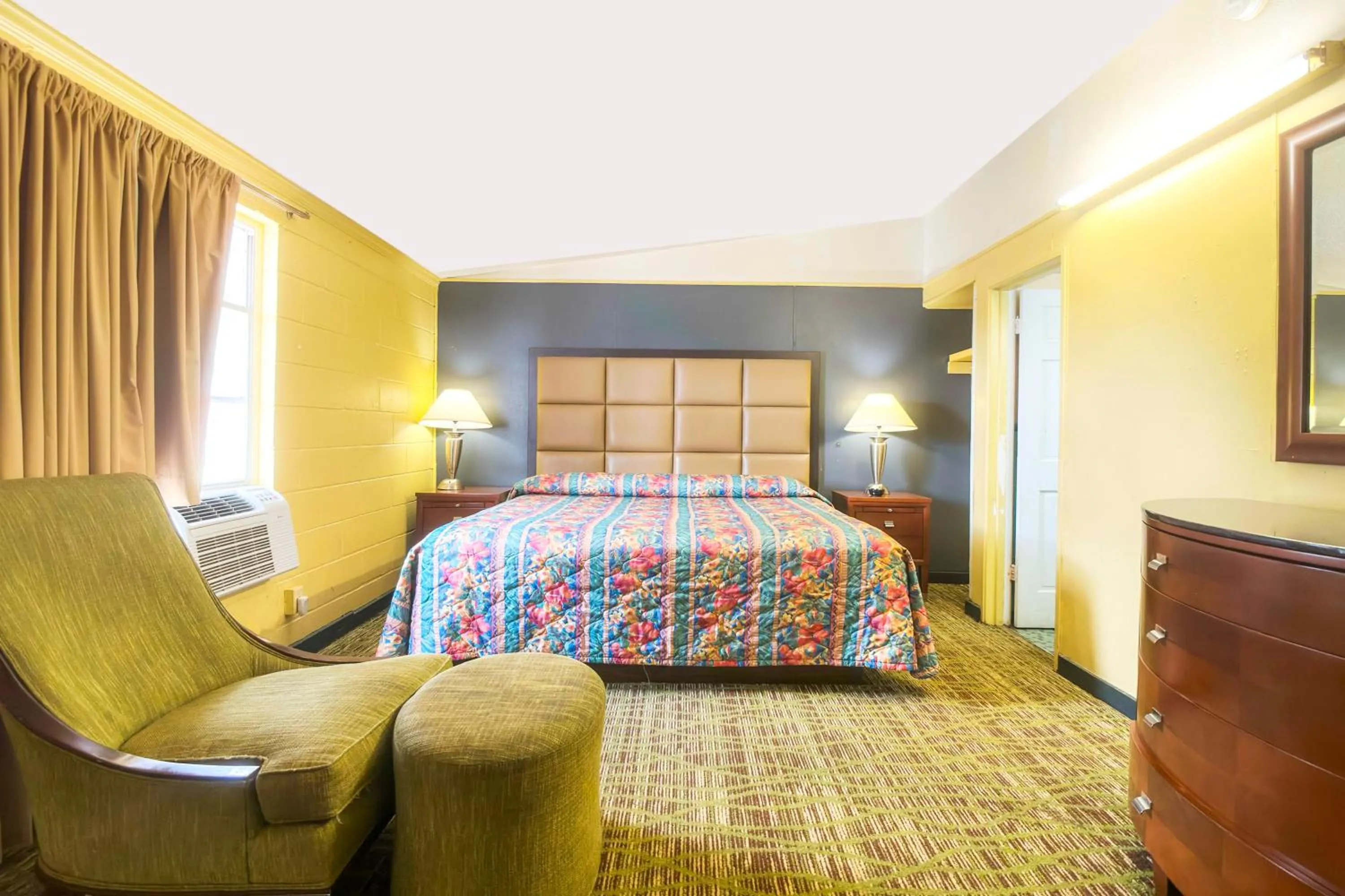 Bedroom, Bed in Bama Motel Mobile I-65 & US-90