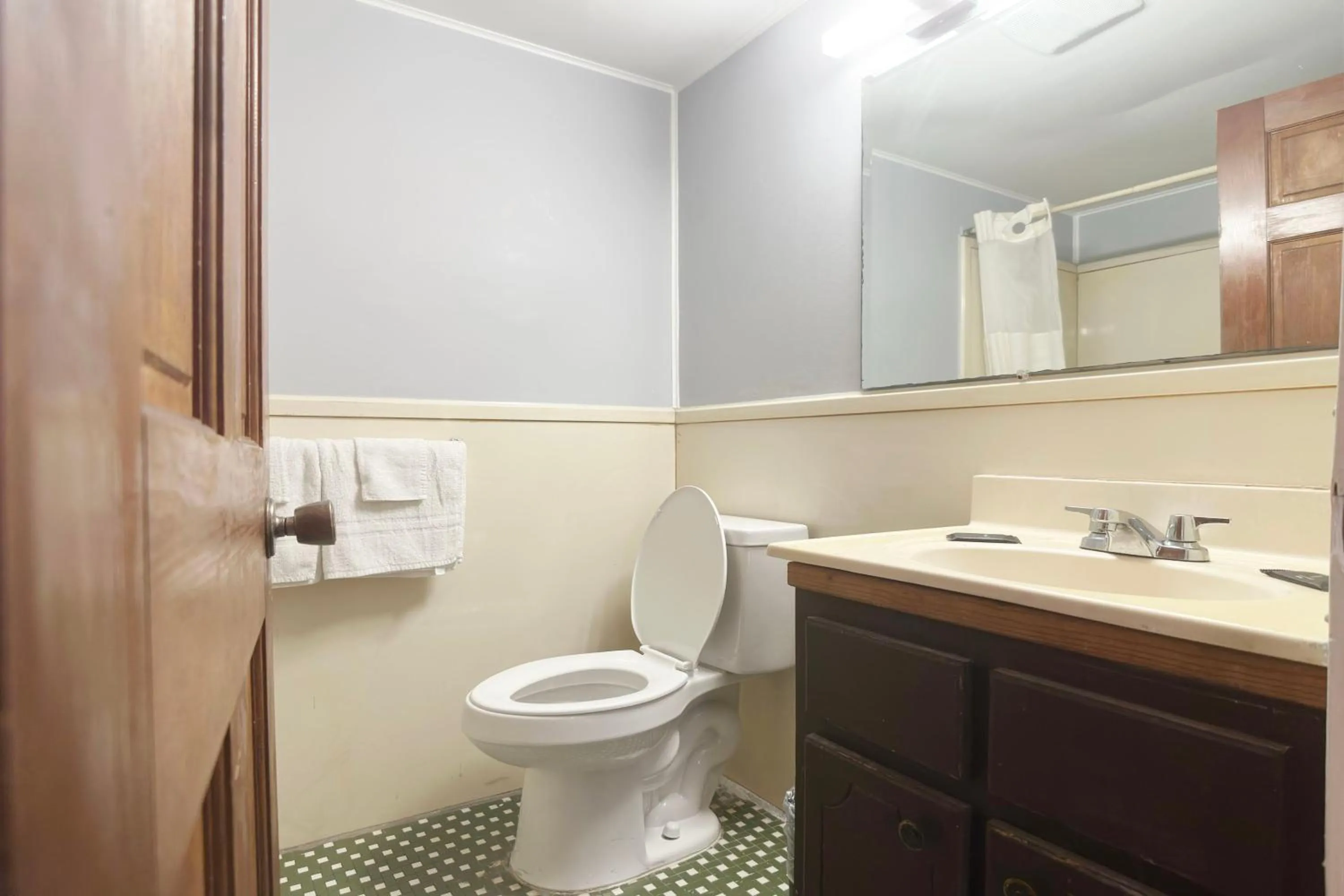 Bathroom in Bama Motel Mobile I-65 & US-90