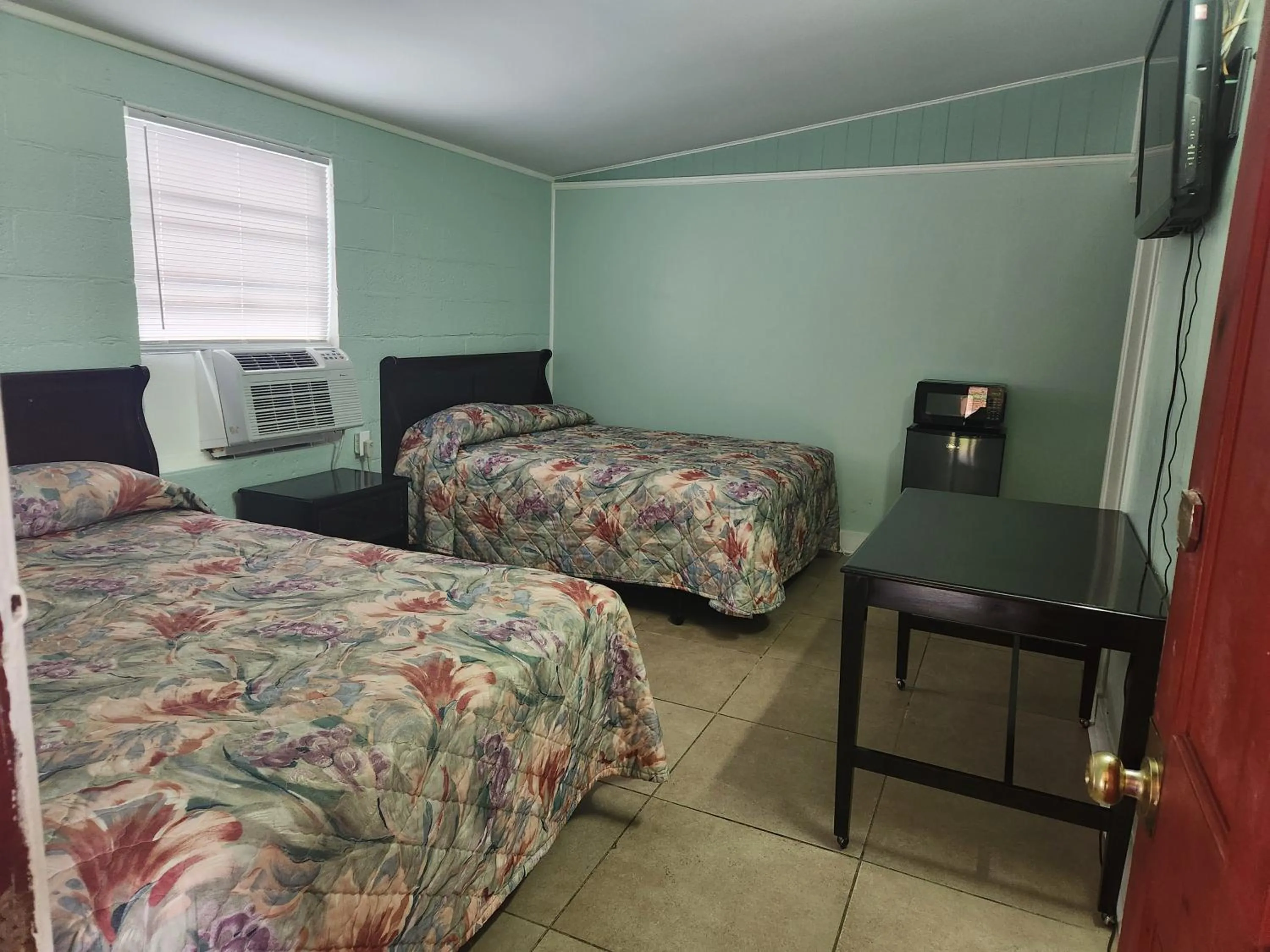 Bedroom, Bed in Bama Motel Mobile I-65 & US-90