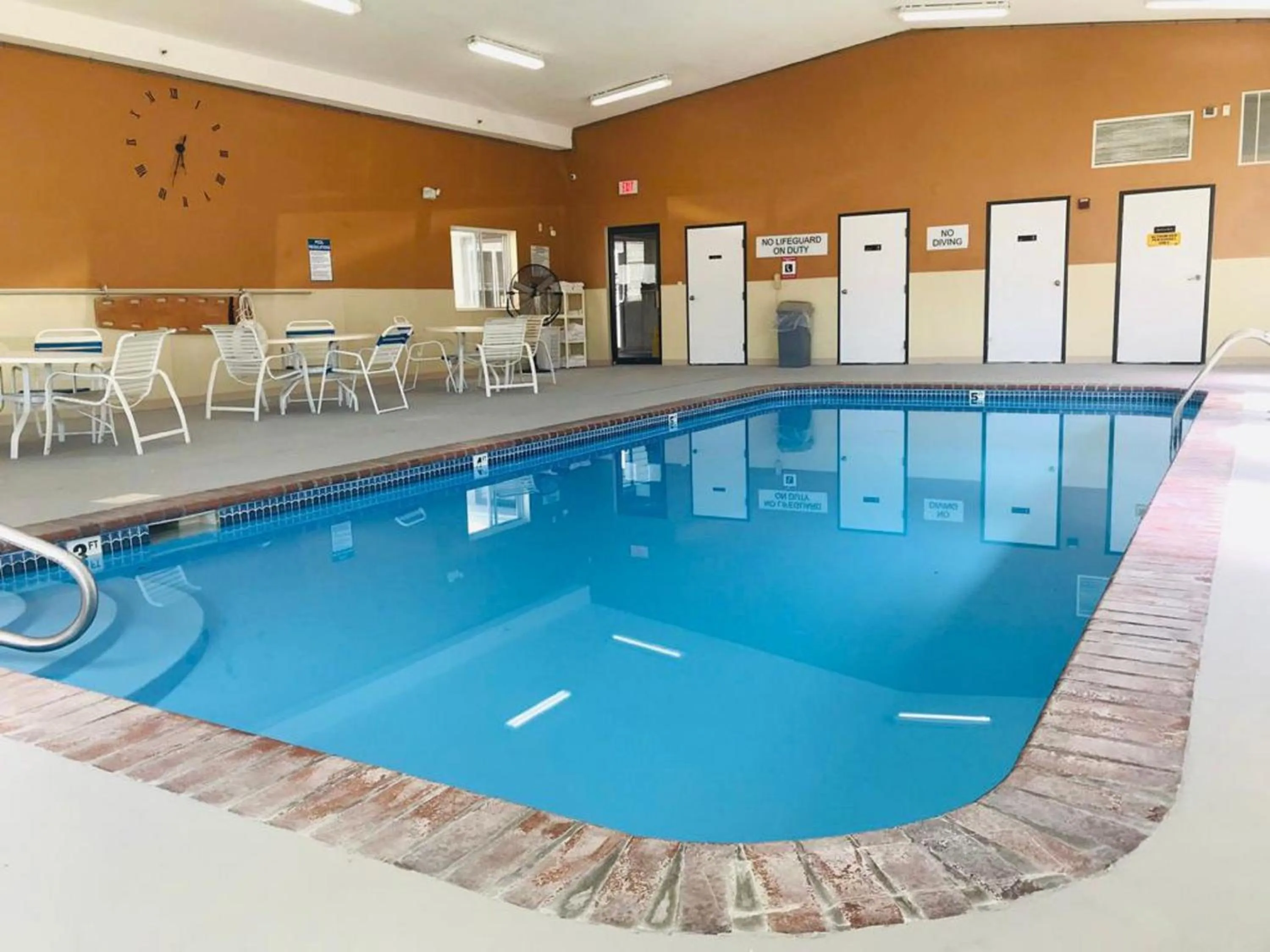 Swimming pool in Rodeway Inn