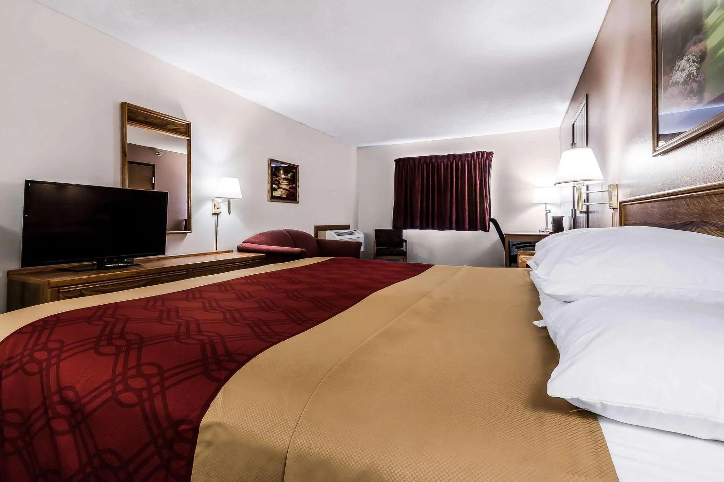 Photo of the whole room, Bed in Rodeway Inn