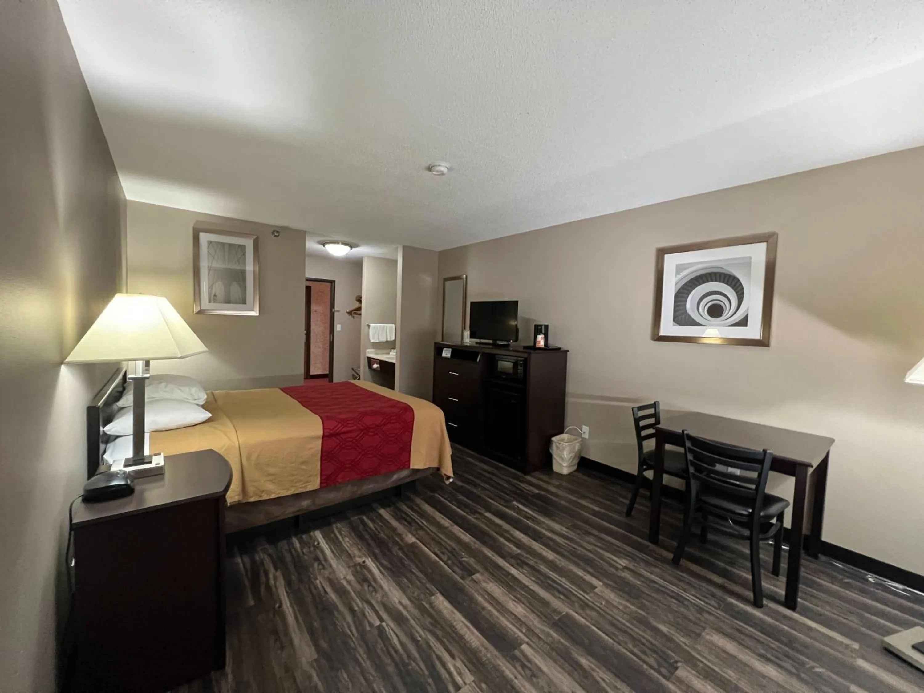 Photo of the whole room, Bed in Rodeway Inn