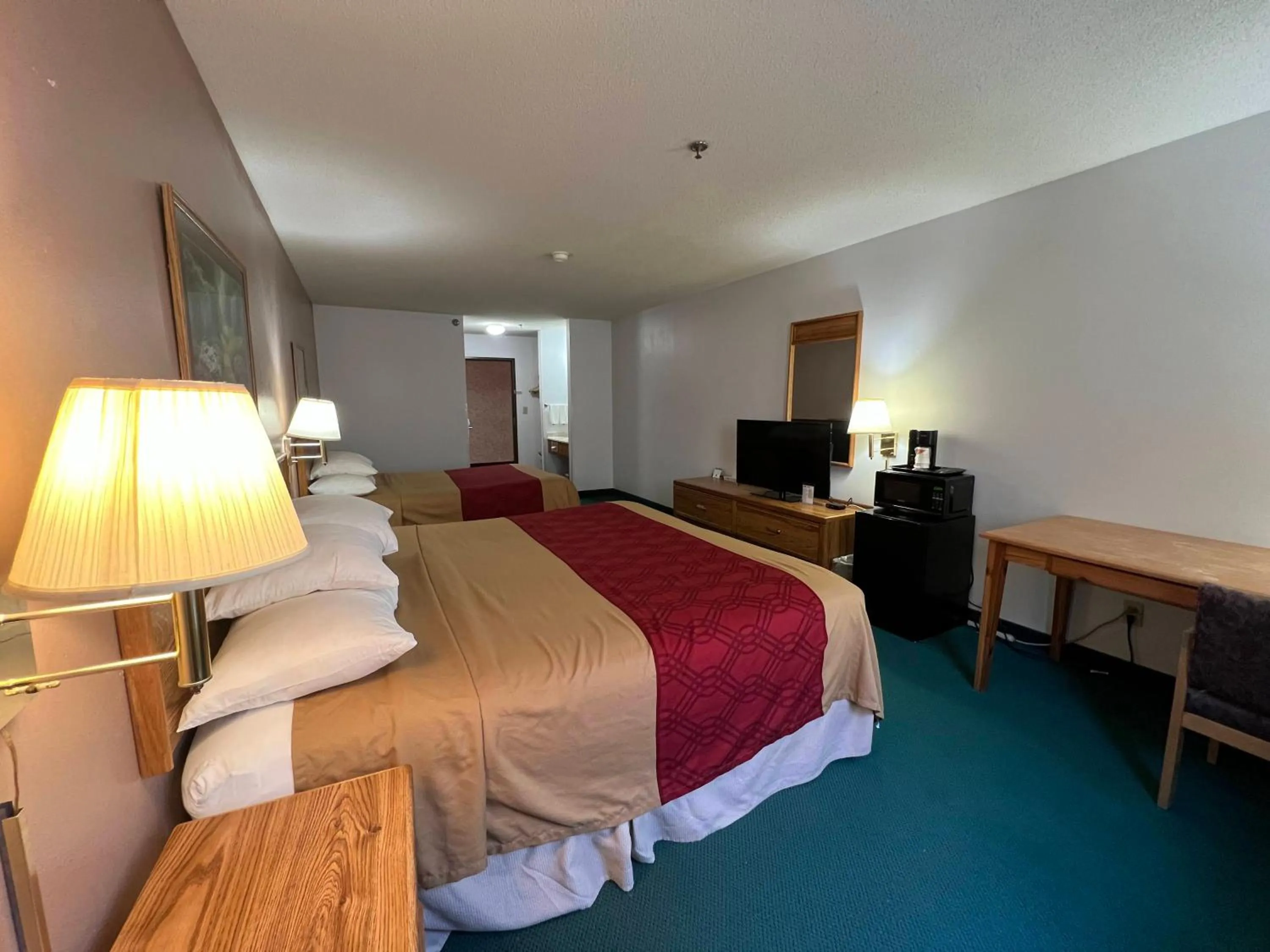 Photo of the whole room, Bed in Rodeway Inn