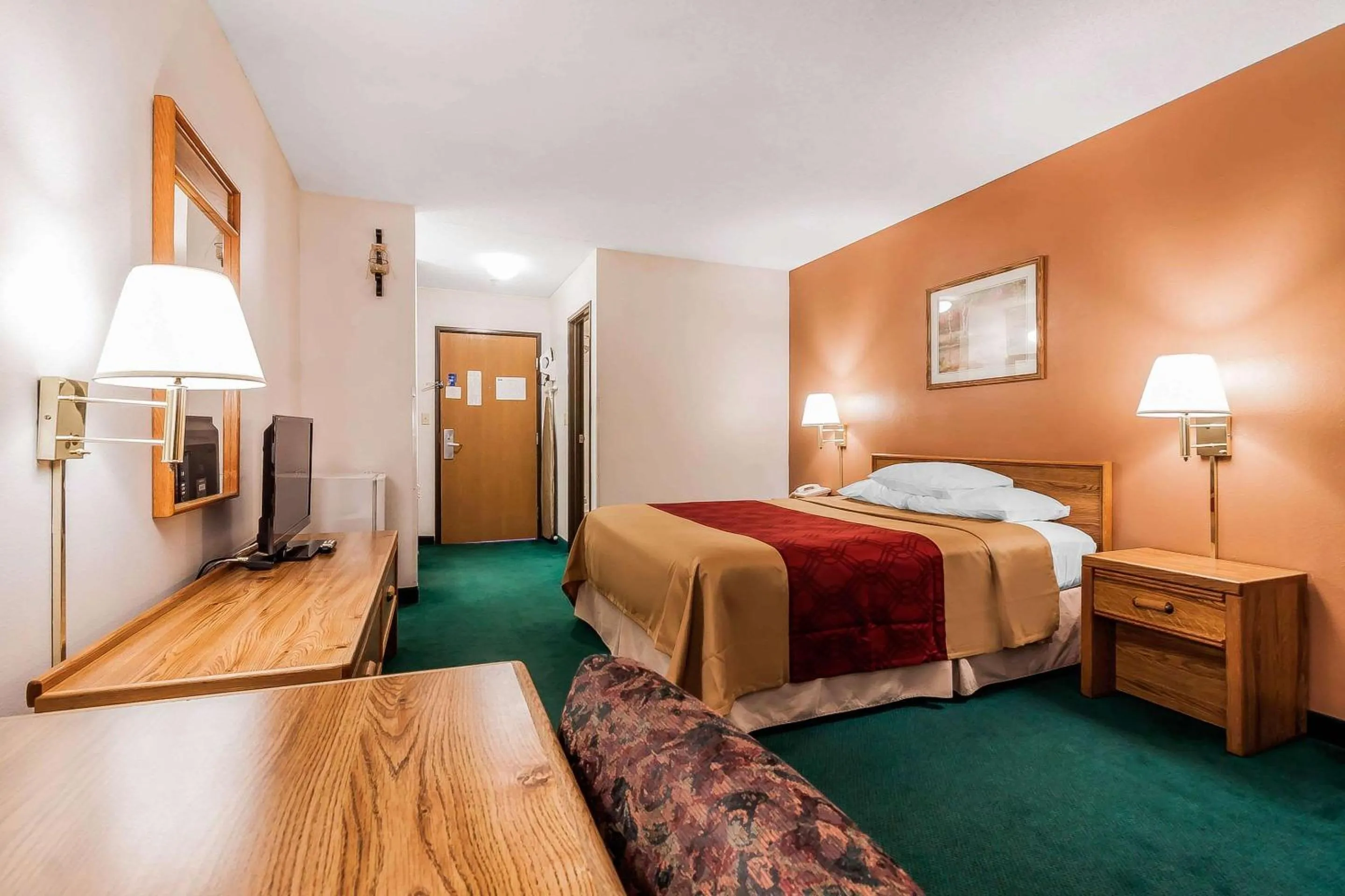 Photo of the whole room, Bed in Rodeway Inn