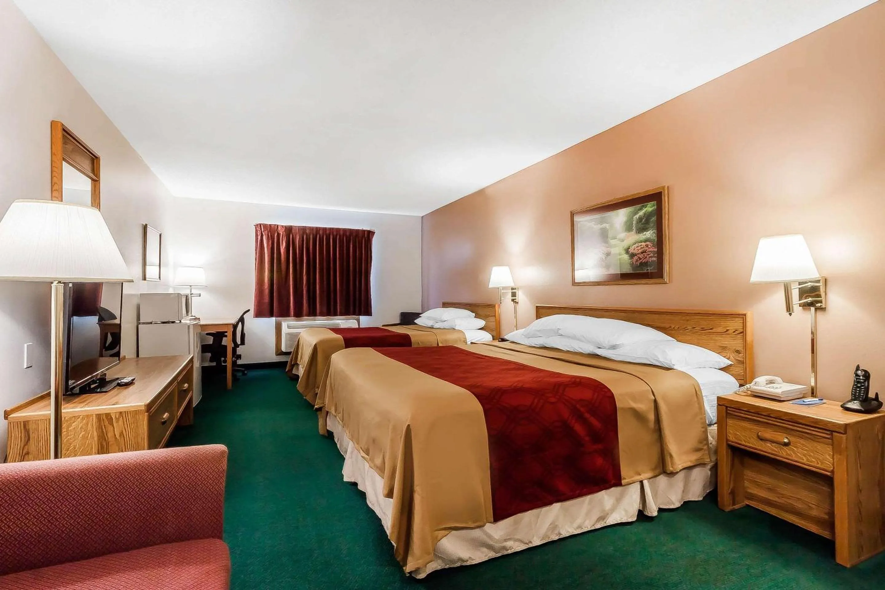 Photo of the whole room, Bed in Rodeway Inn